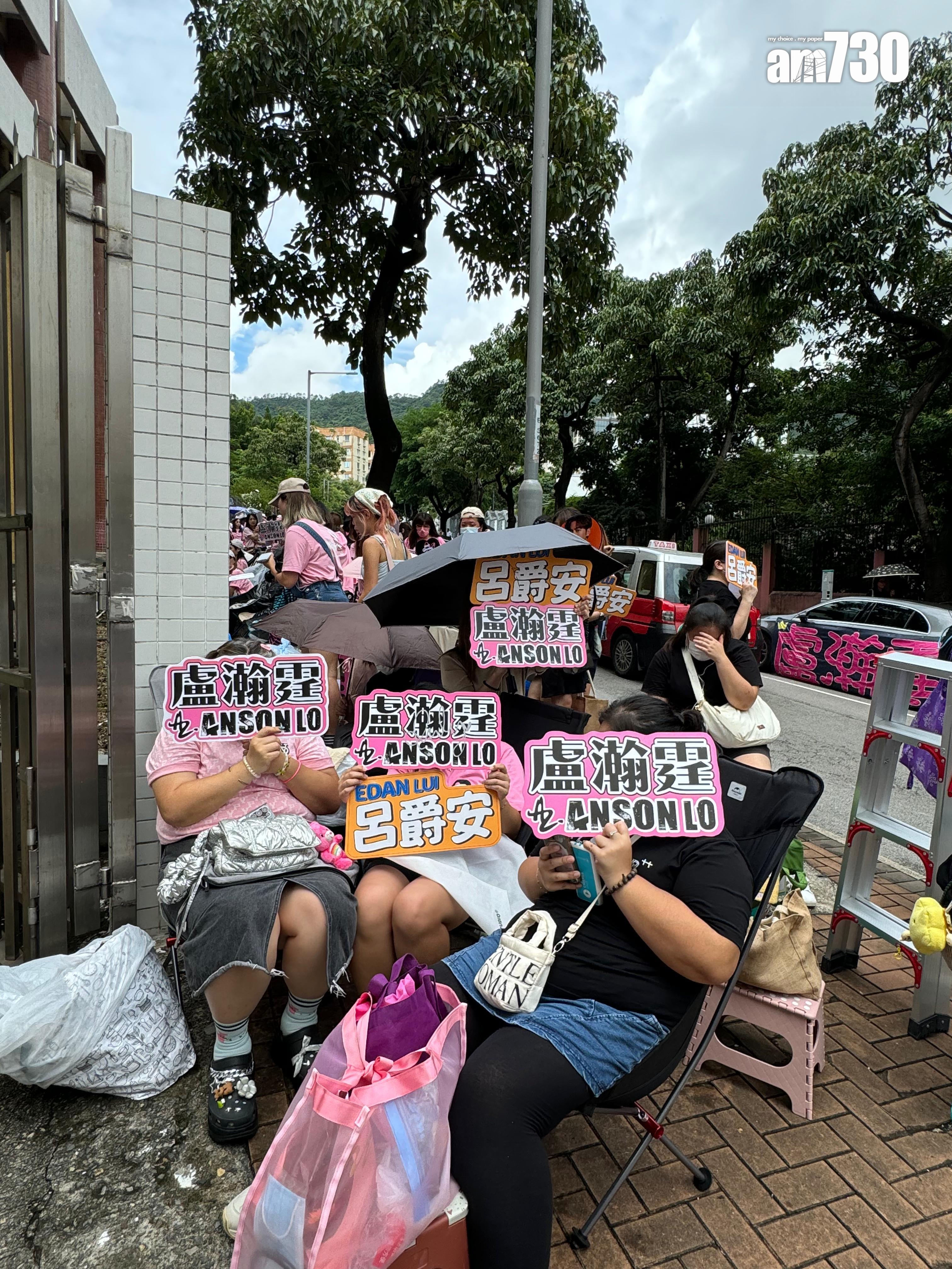 各派鏡粉在商台門外霸位撐偶像。 (娛樂組攝)