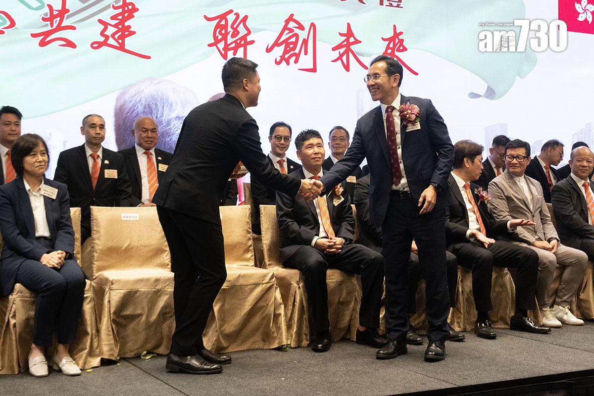 林智文(右)恭賀新任會長勞焯培(左)就職。