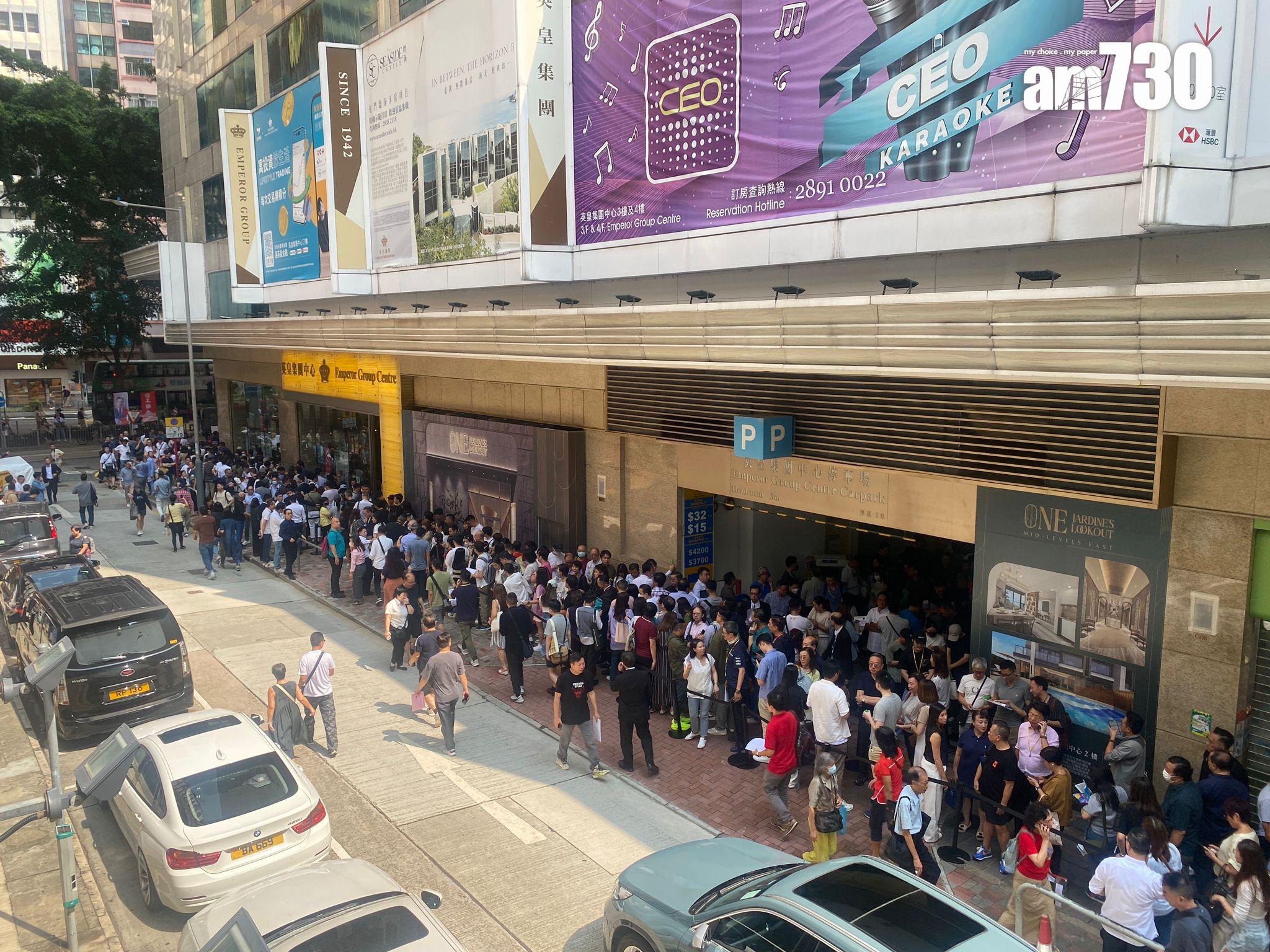 大批準買家於早上9時起陸續到場登記揀樓,現場出現排隊人龍,場面墟冚。