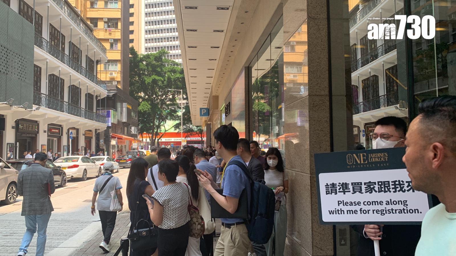 大批準買家於早上9時起陸續到場登記揀樓,現場出現排隊人龍,場面墟冚。