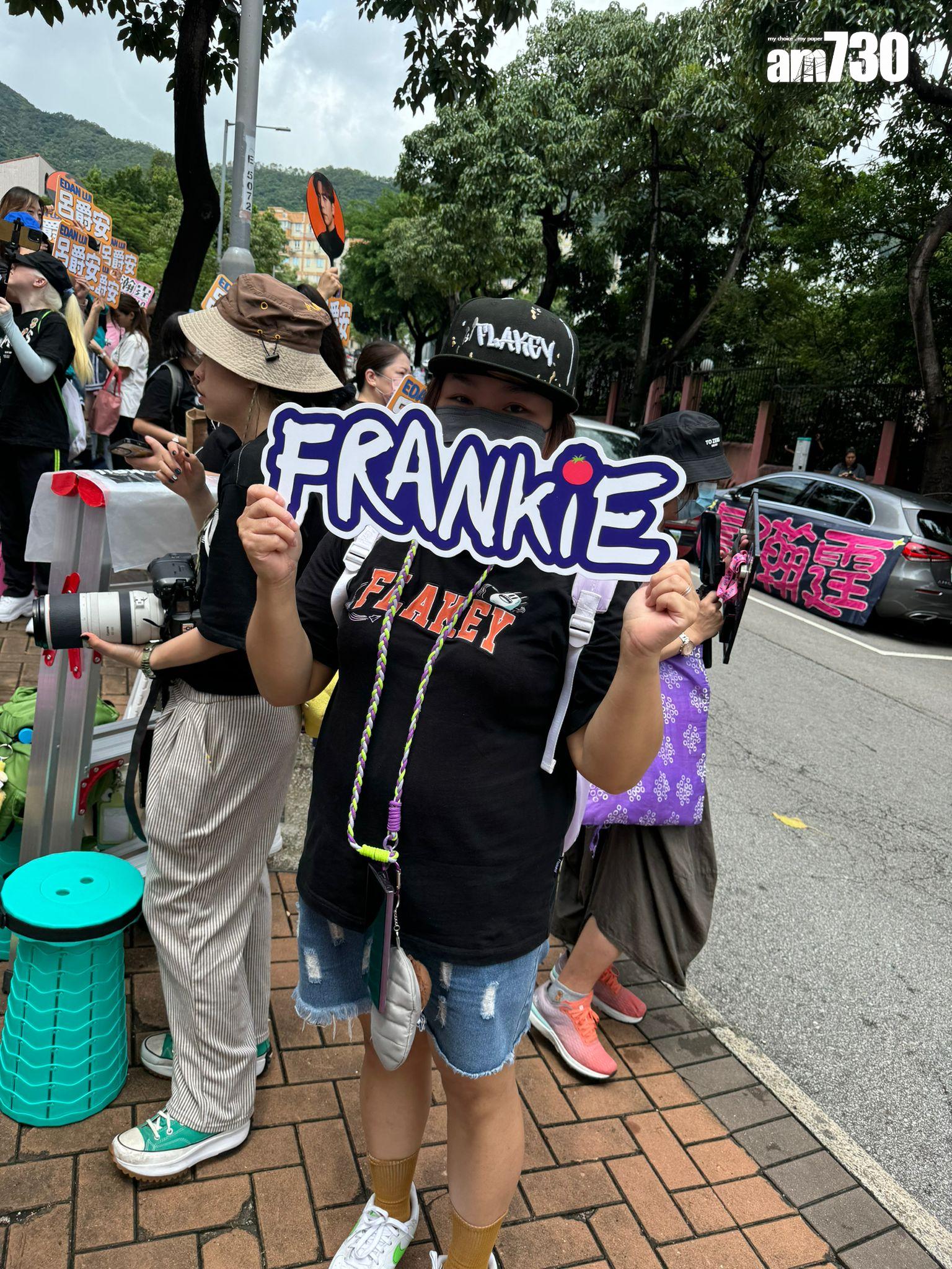 有「皮寶寶」舉牌支持。 (娛樂組攝)