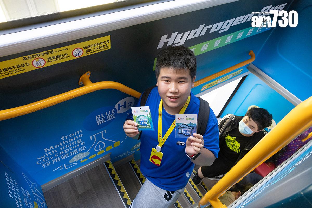 城巴雙層氫能巴士載客過海首日,吸引大批巴士迷到場試搭。(資料圖片/蘇文傑攝)