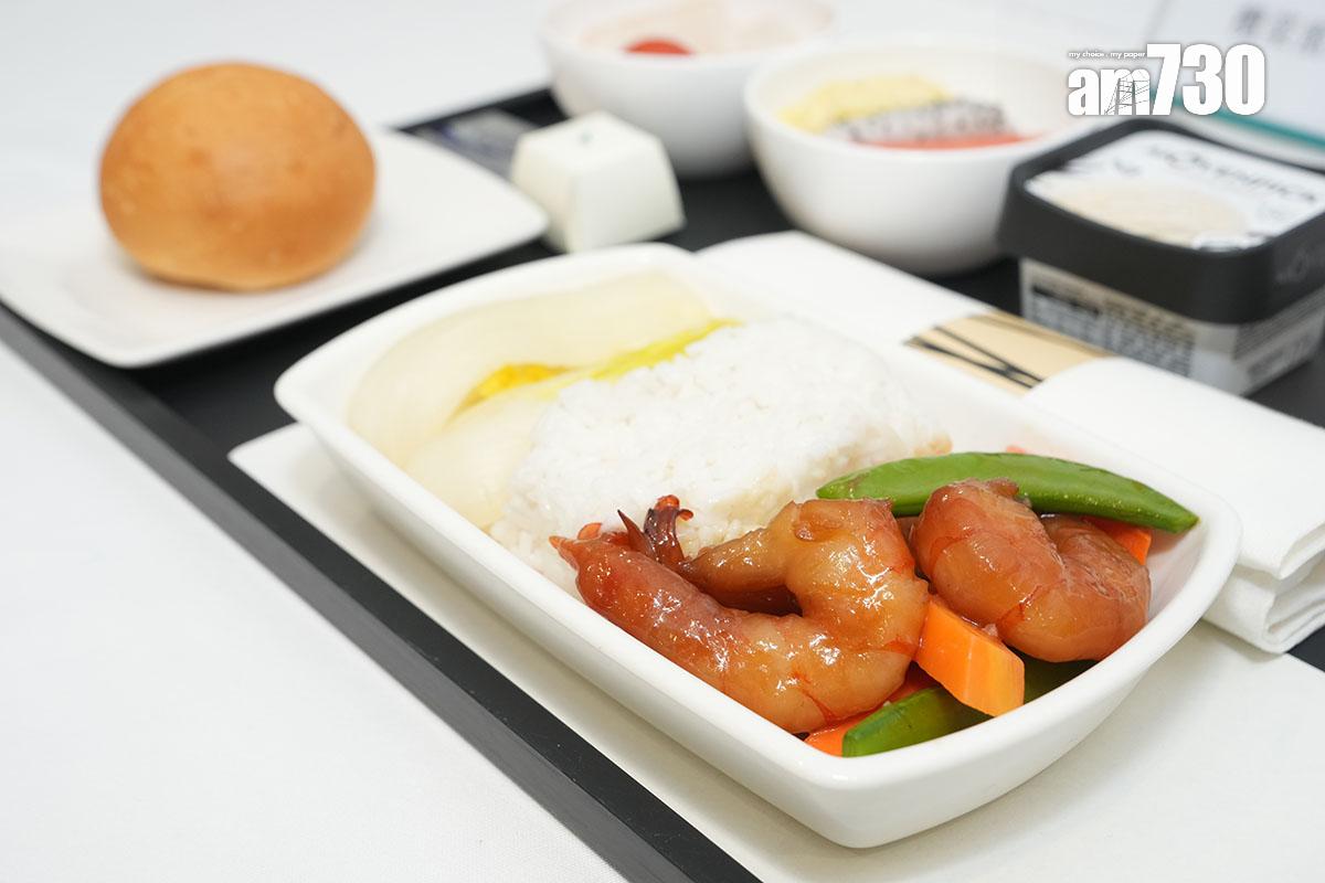 飛機餐一般會由多個塑膠杯和容器組成,分別盛載不同食物。(資料圖片/陳奕釗攝)