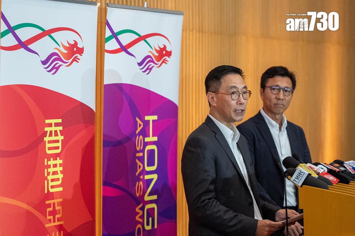 黃德森(右)年初與文化體育及旅遊局局長楊潤雄(左)會見傳媒。(資料圖片)