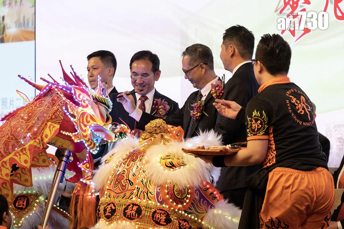 林智文(左二)為就職典禮的舞獅點睛。