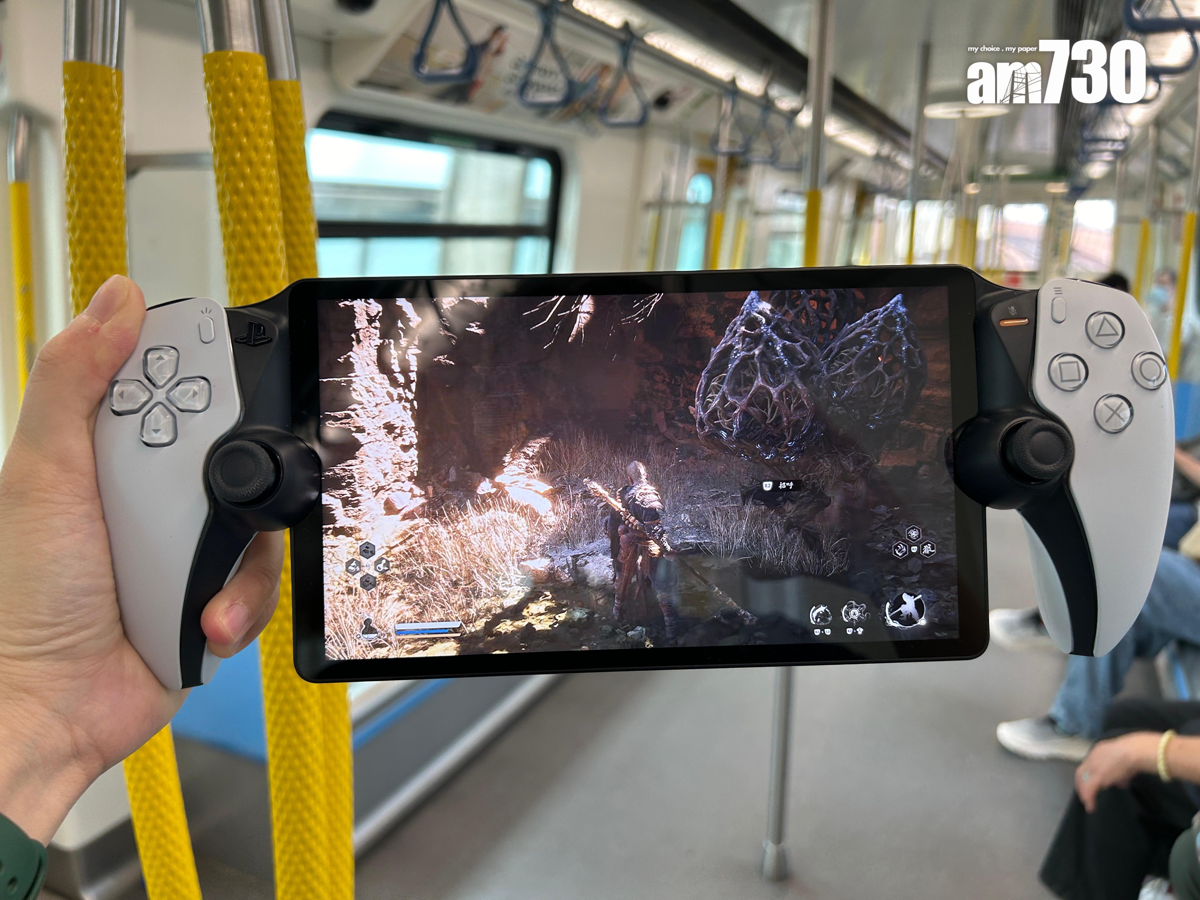 PS Portal|地鐵車廂中勉強可以遊玩《黑神話:悟空》。