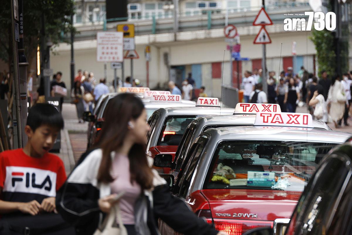運輸署數據顯示,去年的士日均乘客人次比2019年跌15%。(林俊源攝)