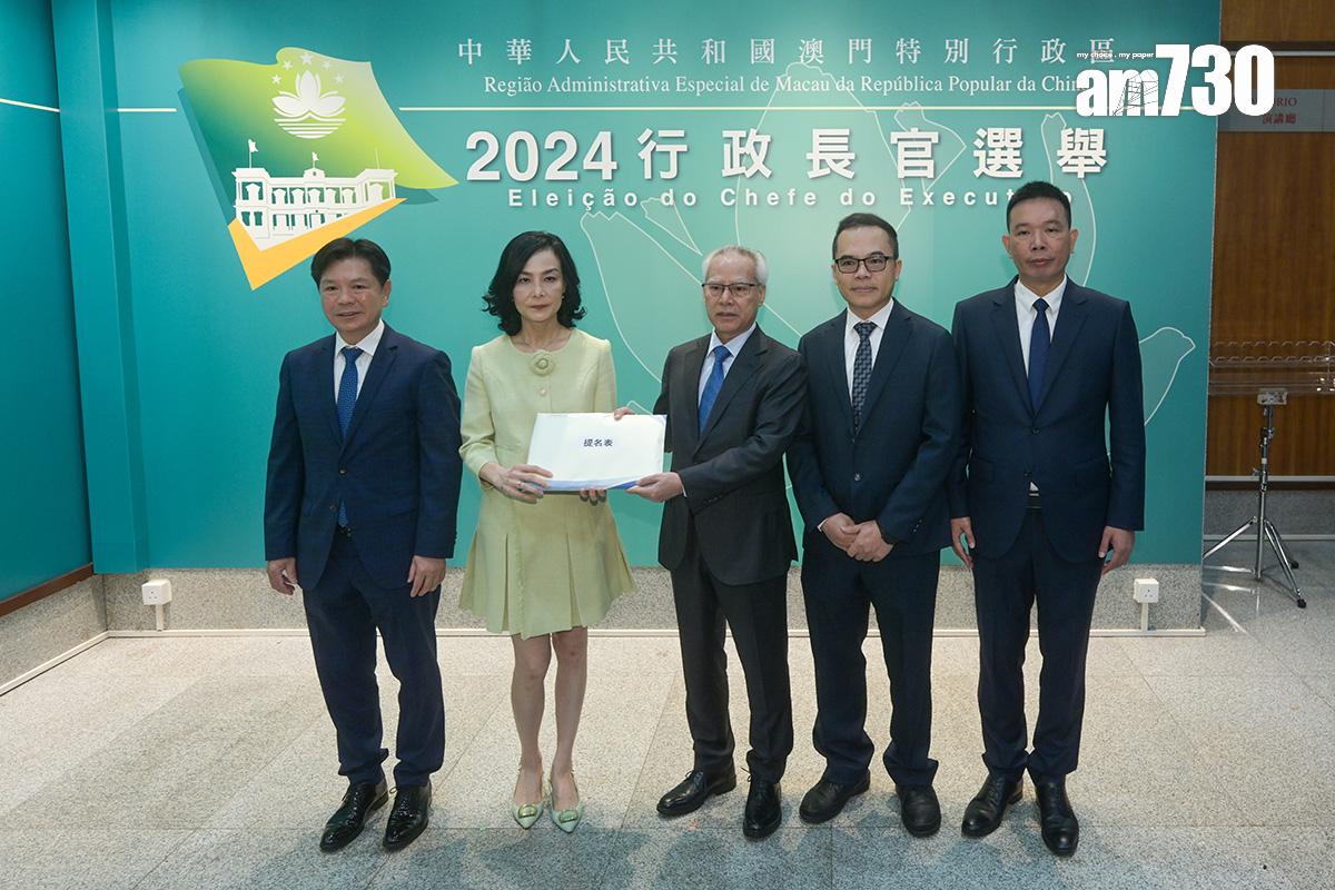 岑浩輝(中)早前提交參選澳門特首提名。(資料圖片/中新社)