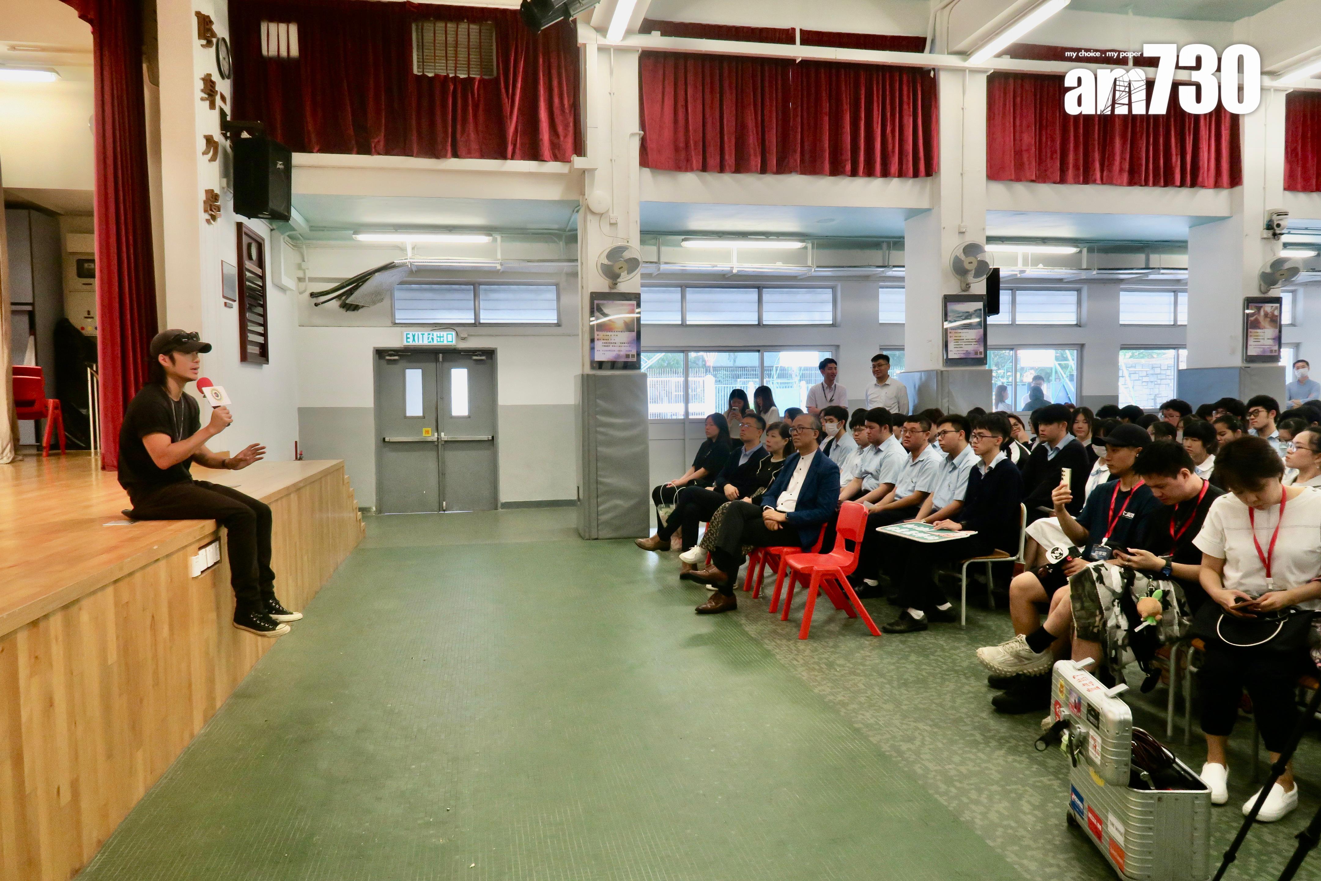 YT分享奮鬥經歷,並鼓勵學生們追尋夢想。