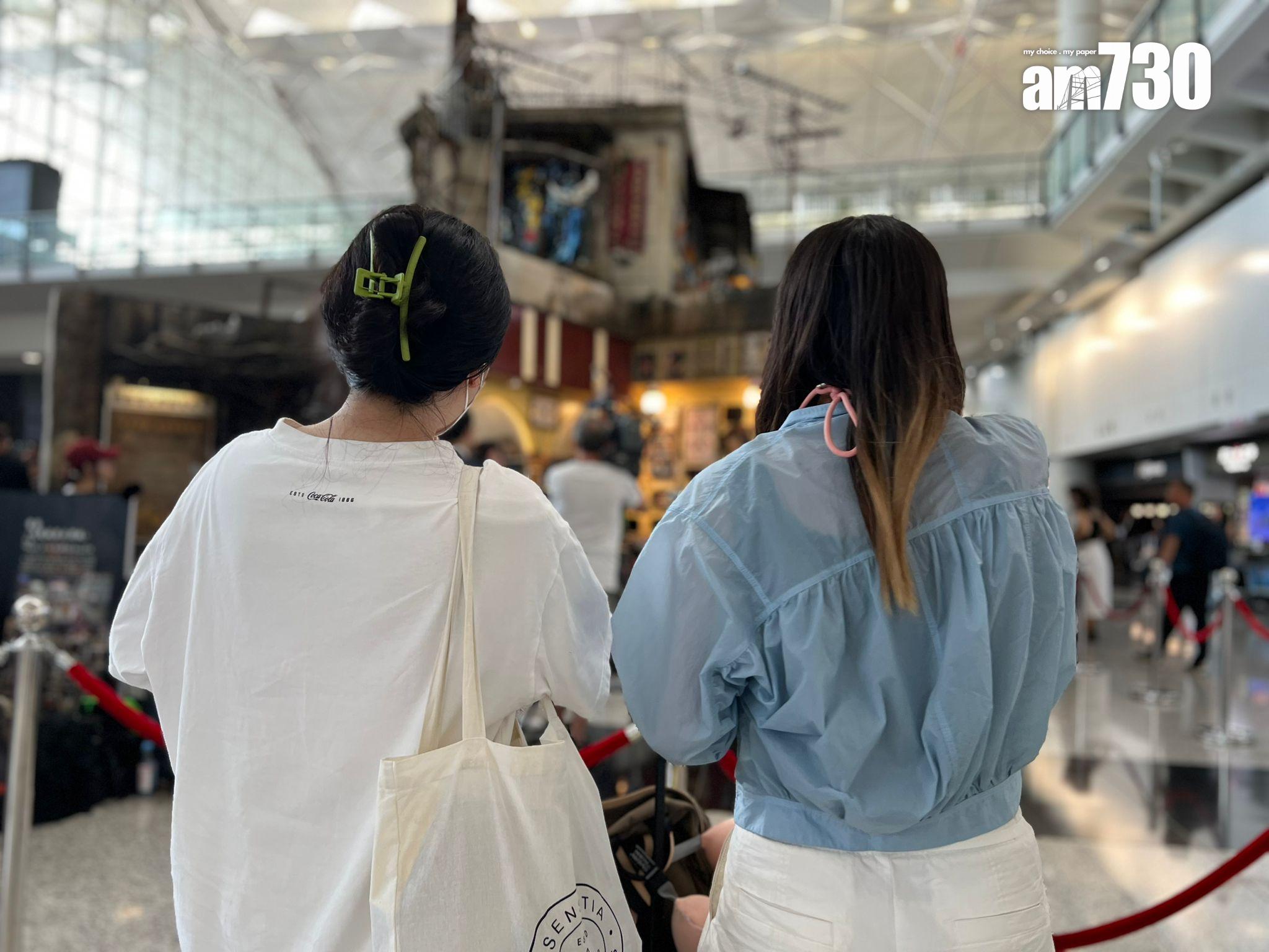 來自深圳的林小姐和黃小姐認為展覽能大程度還原電影場景。(李景玉攝)