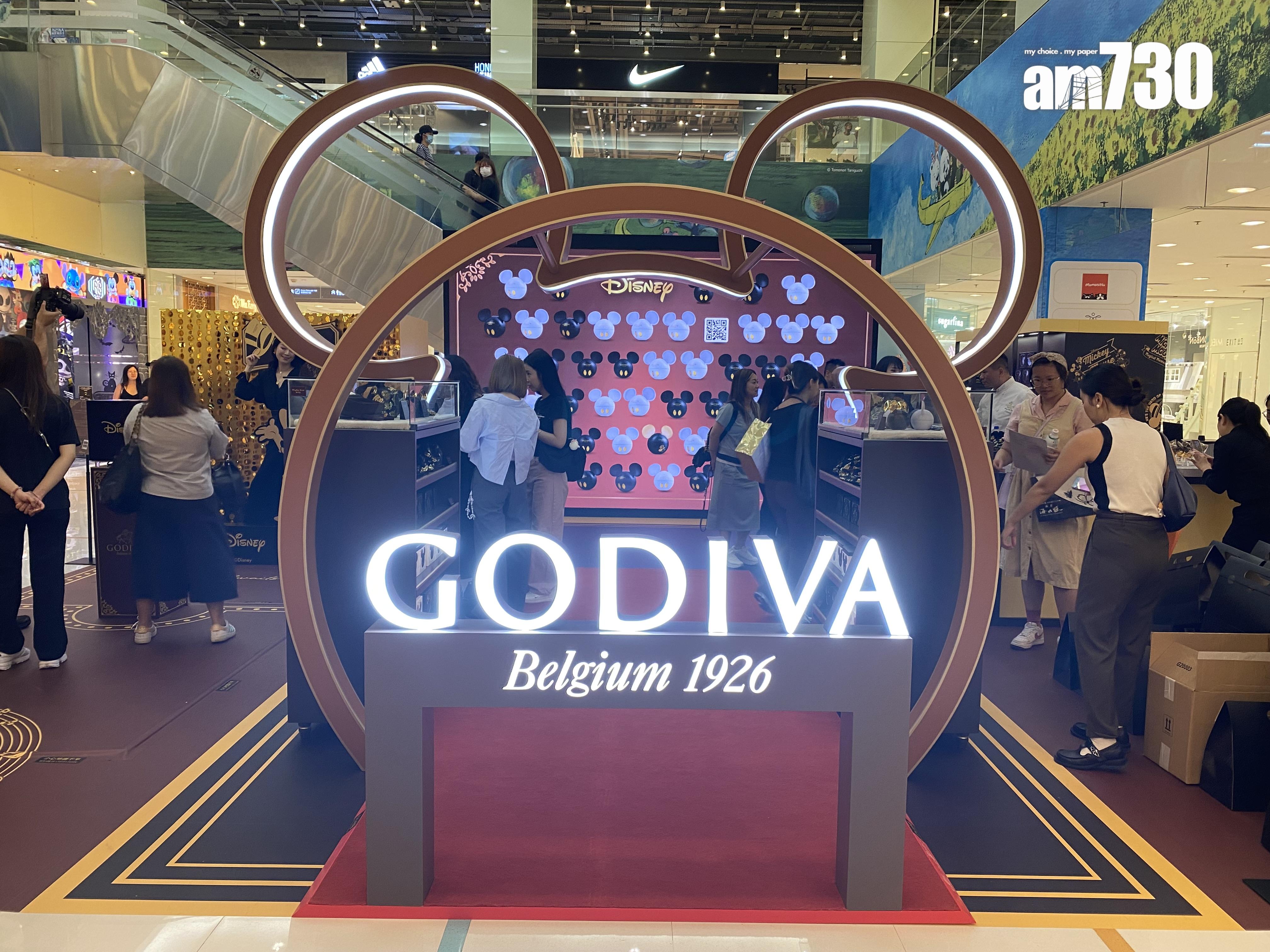 會場入口特置3米高米奇頭造型拱門。