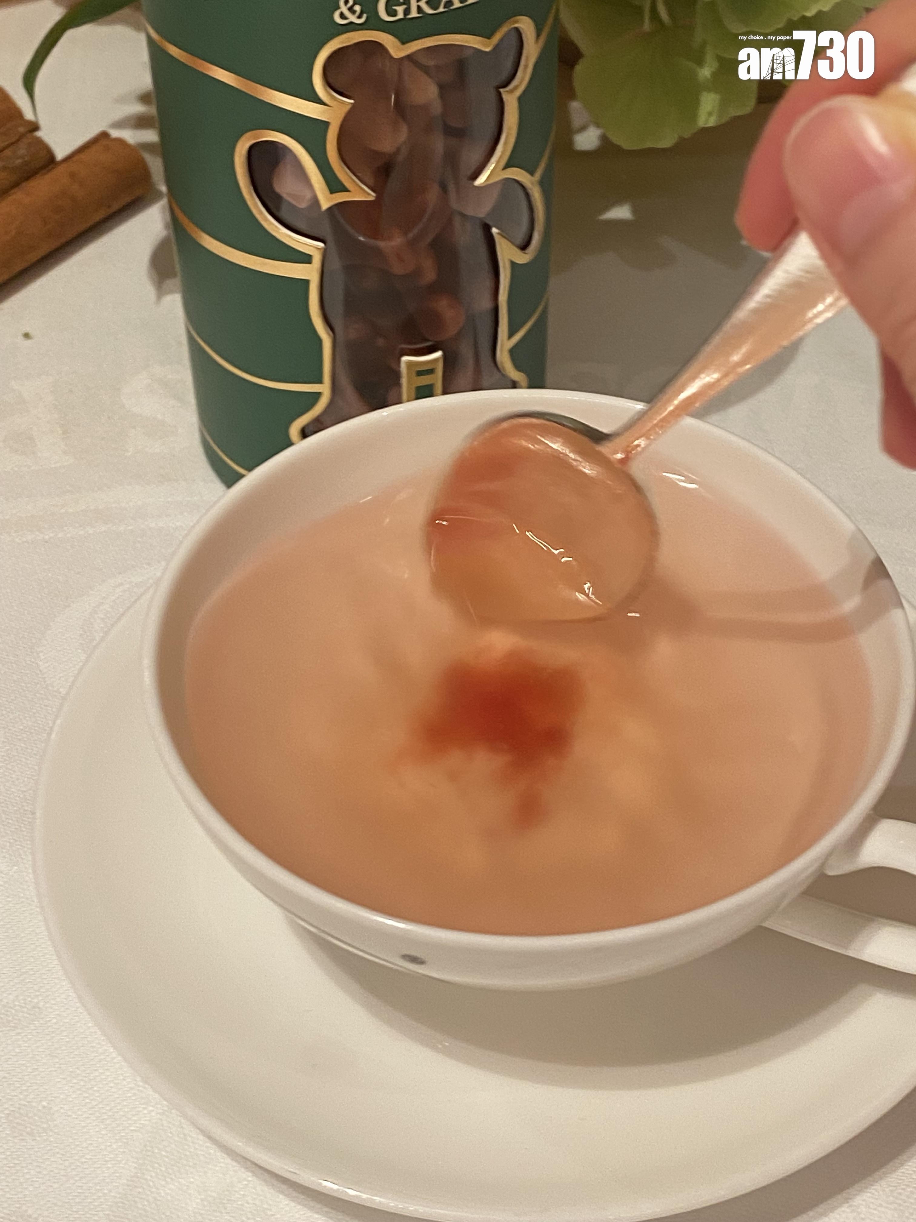 用匙羹攪拌更易融化,約2至3分鐘便溶成果茶。