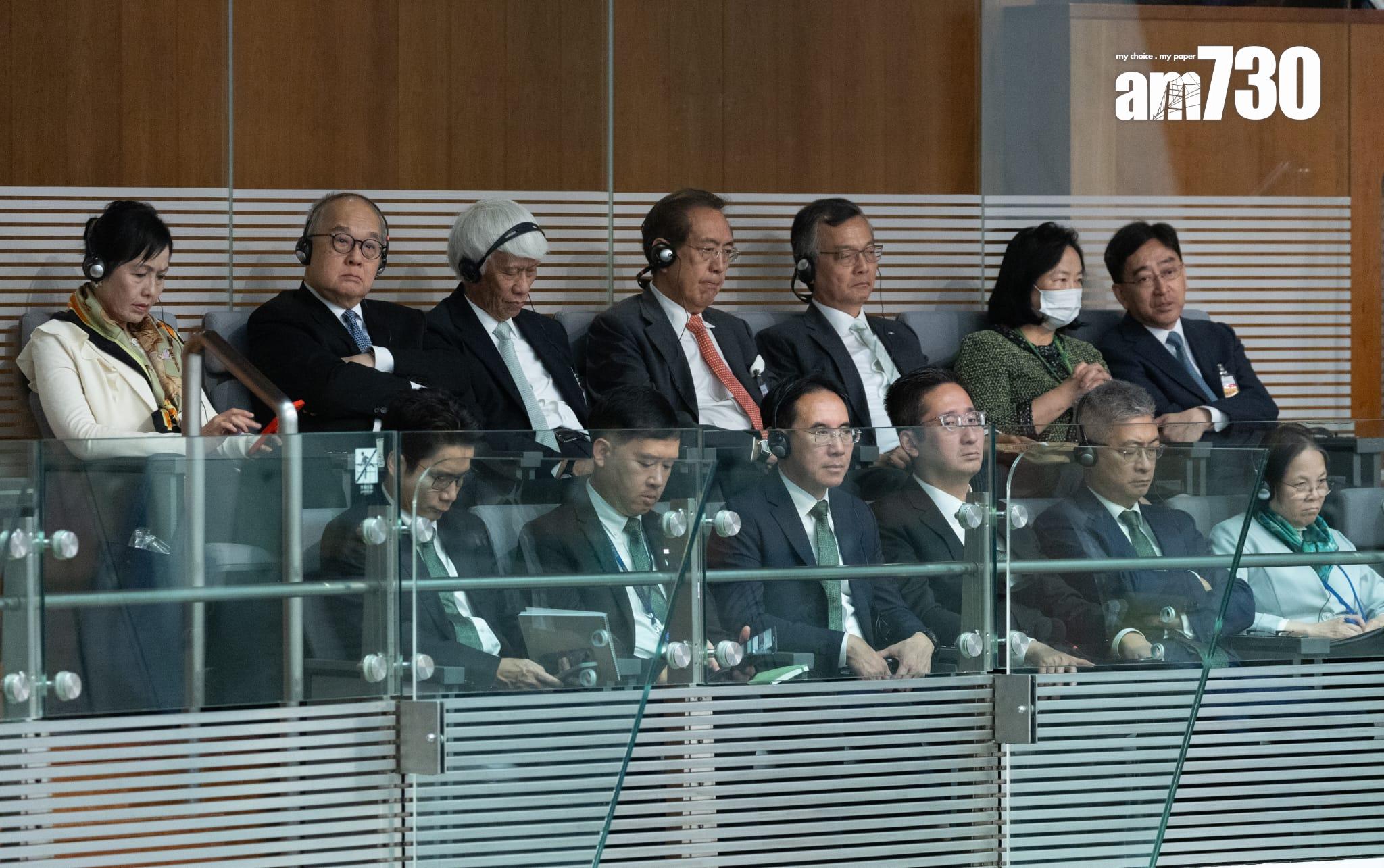 施政報告2024|特首李家超今日發表任內第三份《施政報告》,一眾行會成員在現場聆聽。(蘇文傑攝)