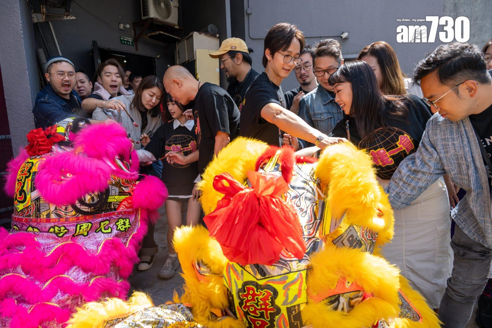 王智德、潘紹聰等齊為醒獅點晴。 (陳奕釗攝)