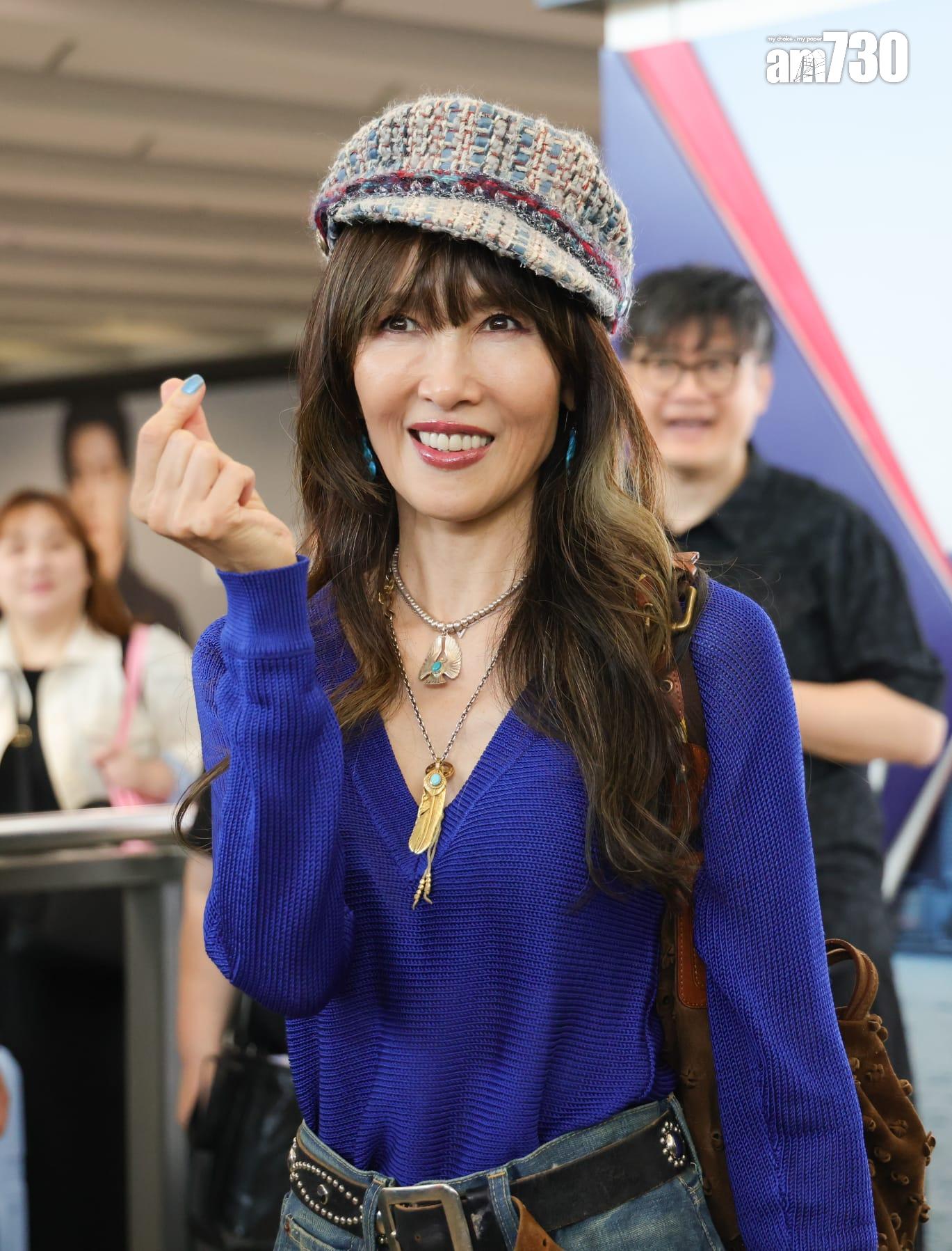 工藤靜香獲為數半百的忠粉熱情接機。 (吳康琦攝)