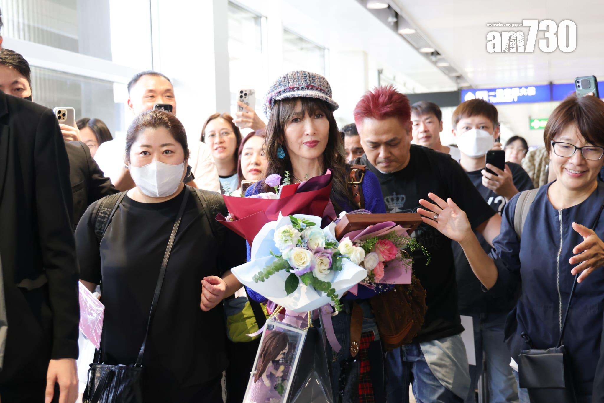 工藤靜香獲為數半百的忠粉熱情接機。 (吳康琦攝)