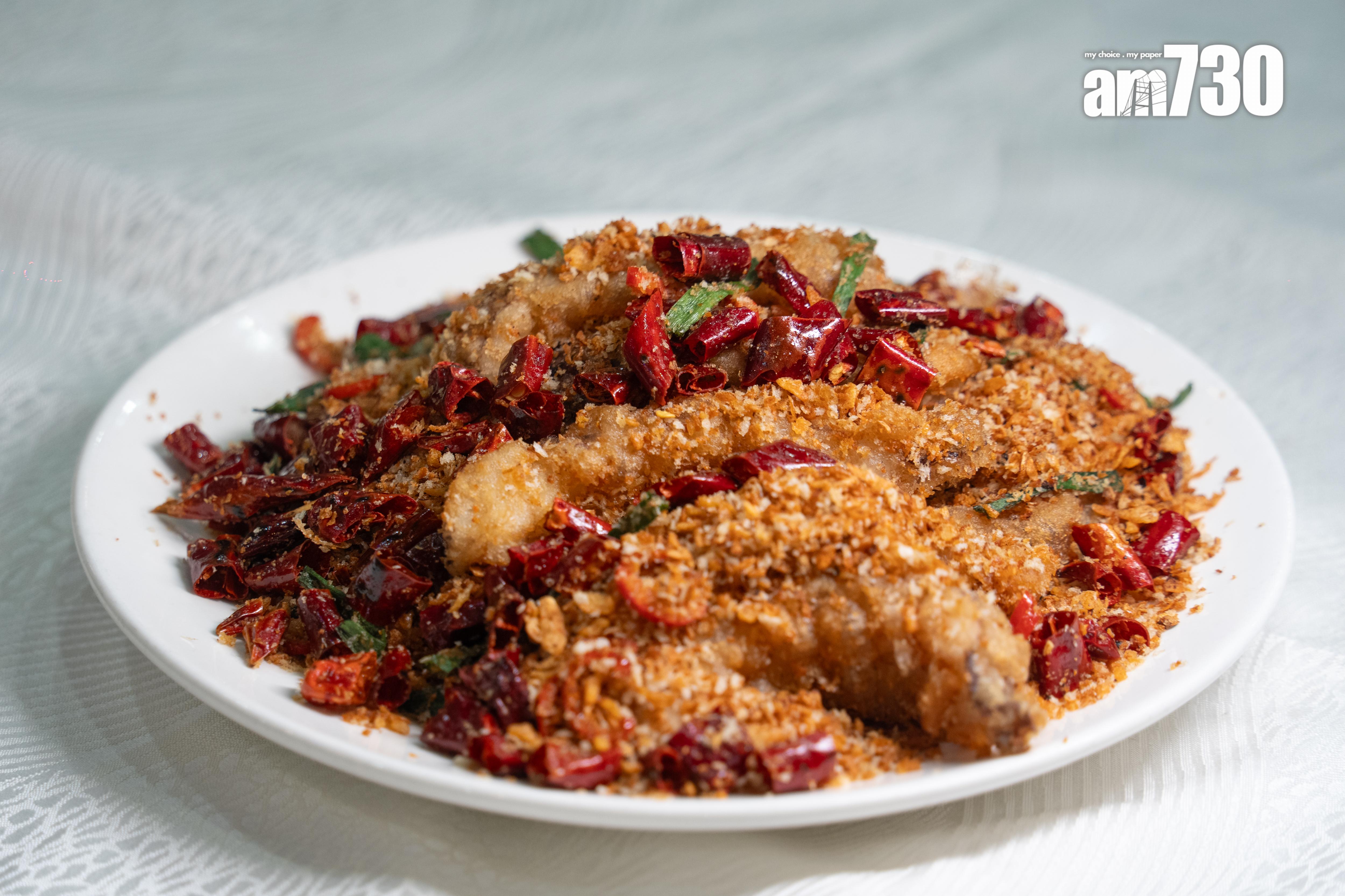 避風塘瀨尿蝦肉 4隻$198 迎合怕煩客人,廚師已剝殼,爽甜蝦肉與炸蒜椒鹽緊扣在一起。