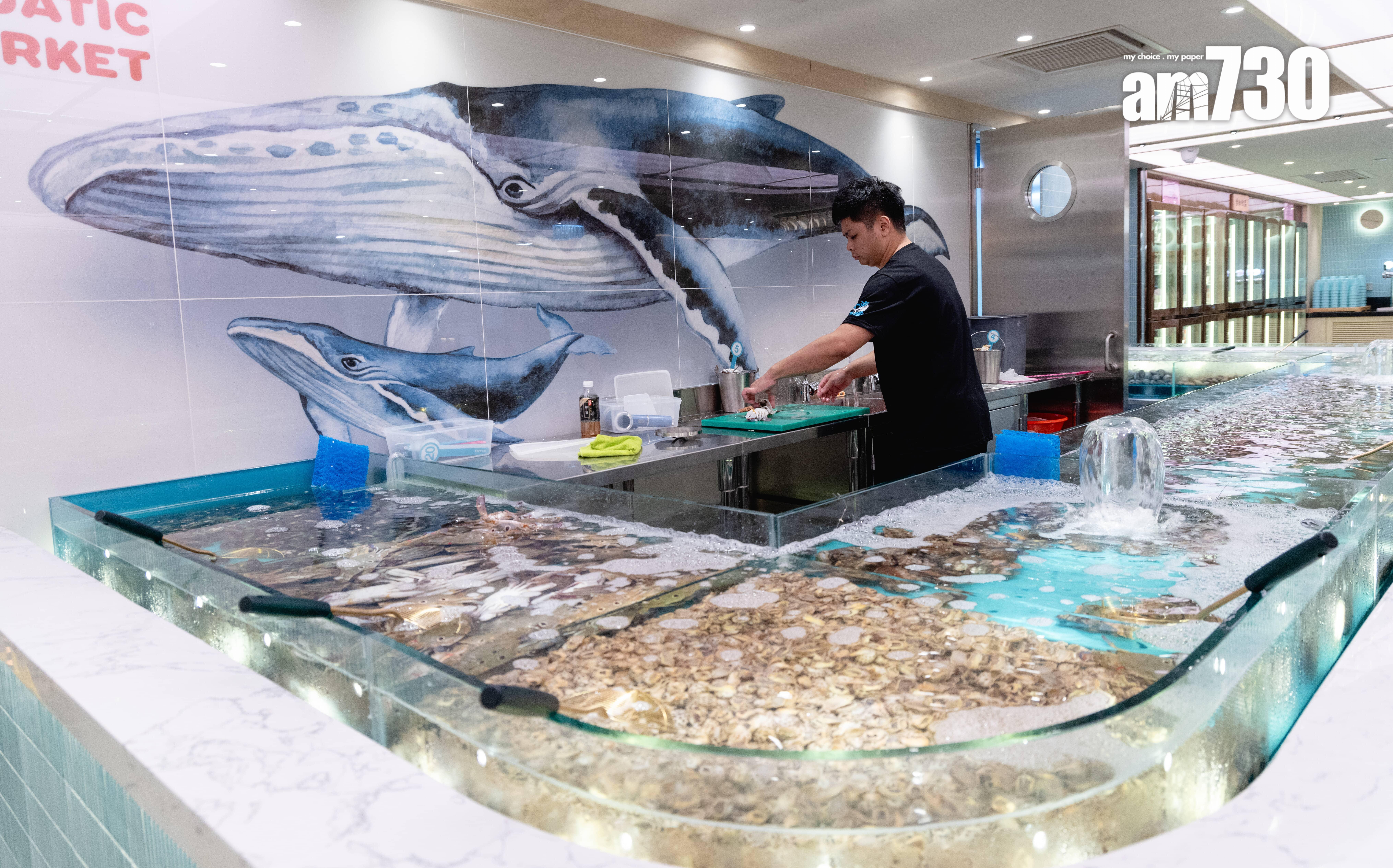 甫入門口即見大型魚缸,供應10款活海鮮讓客人撈取打邊爐。(九龍灣店)