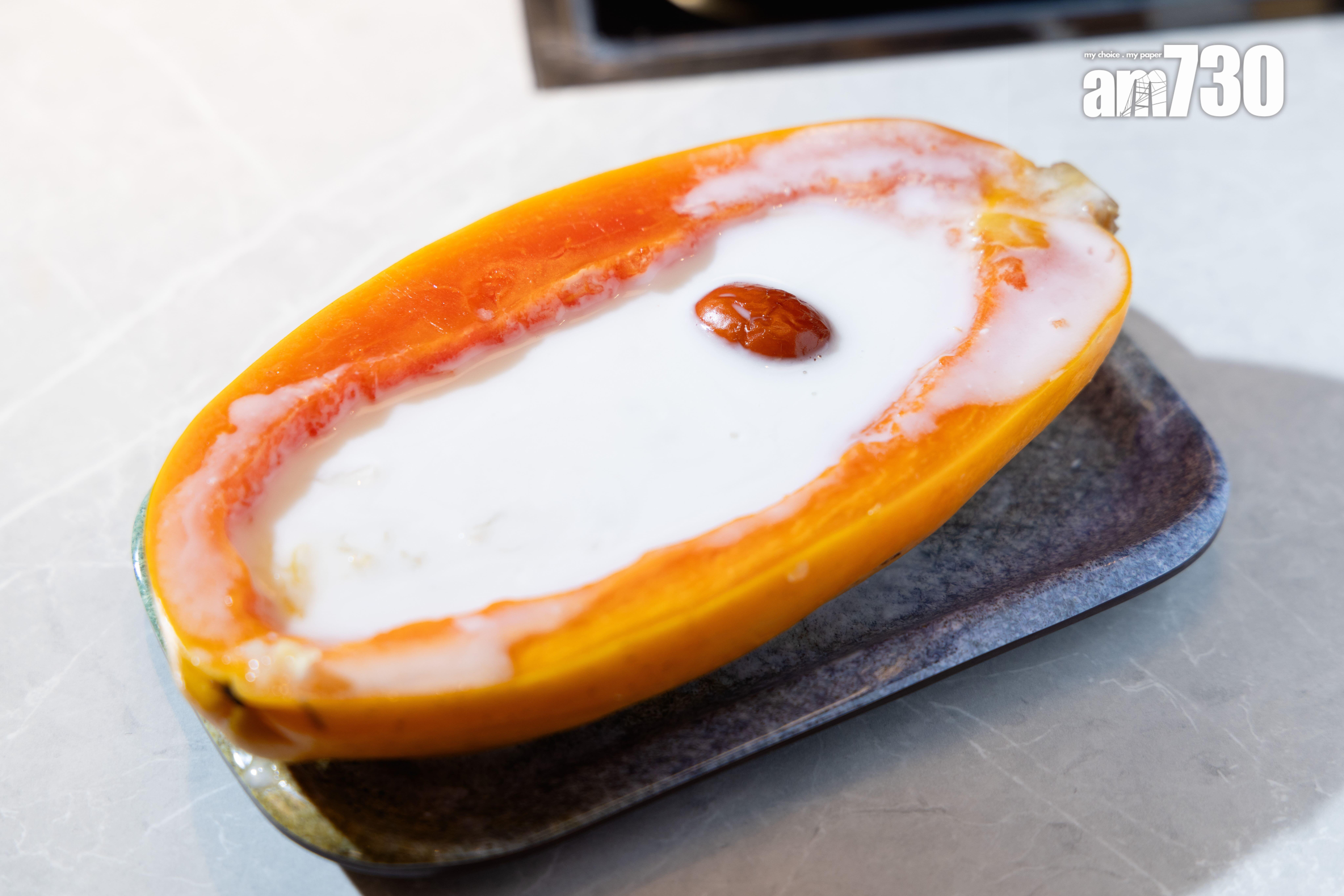 海燕窩椰汁燉木瓜清甜滋潤。