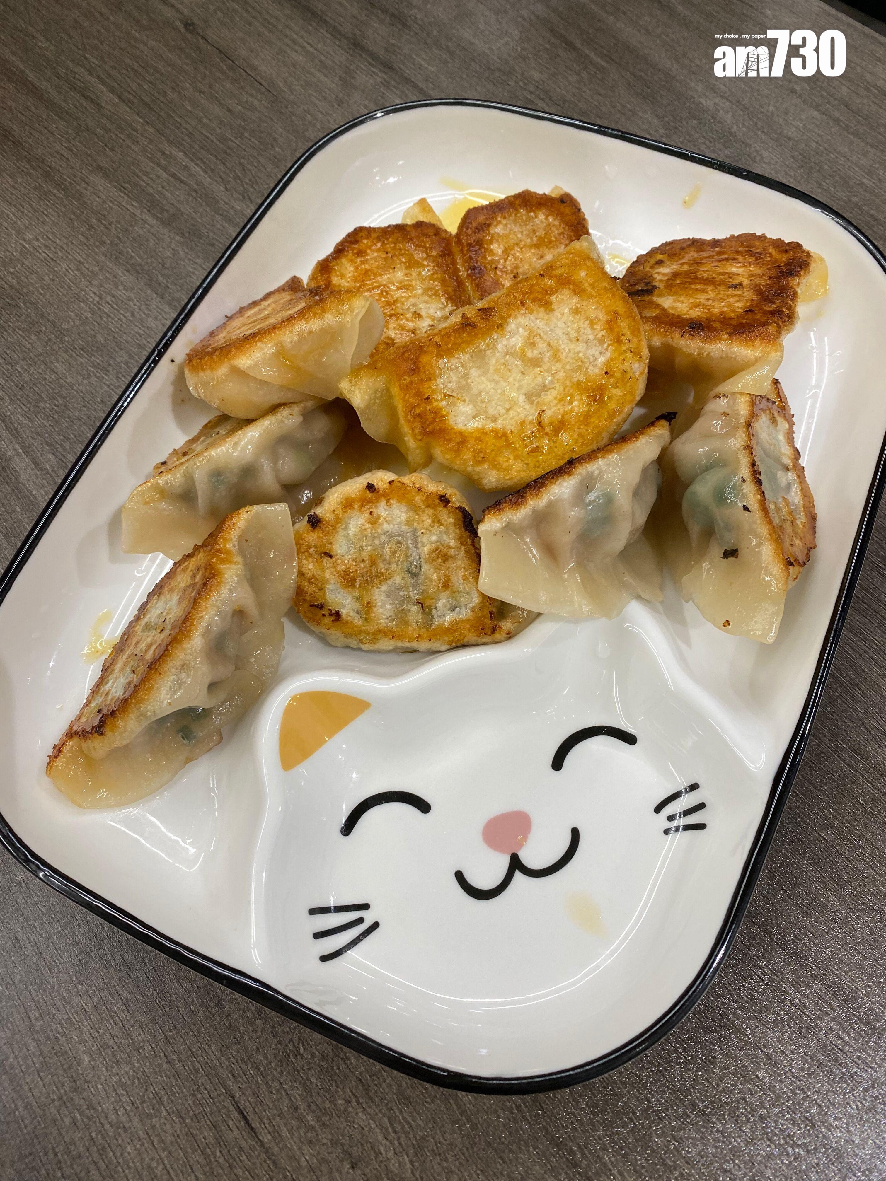 女記者訪問時發現貓貓圖案餐具太可愛,即時用手機拍下打卡。