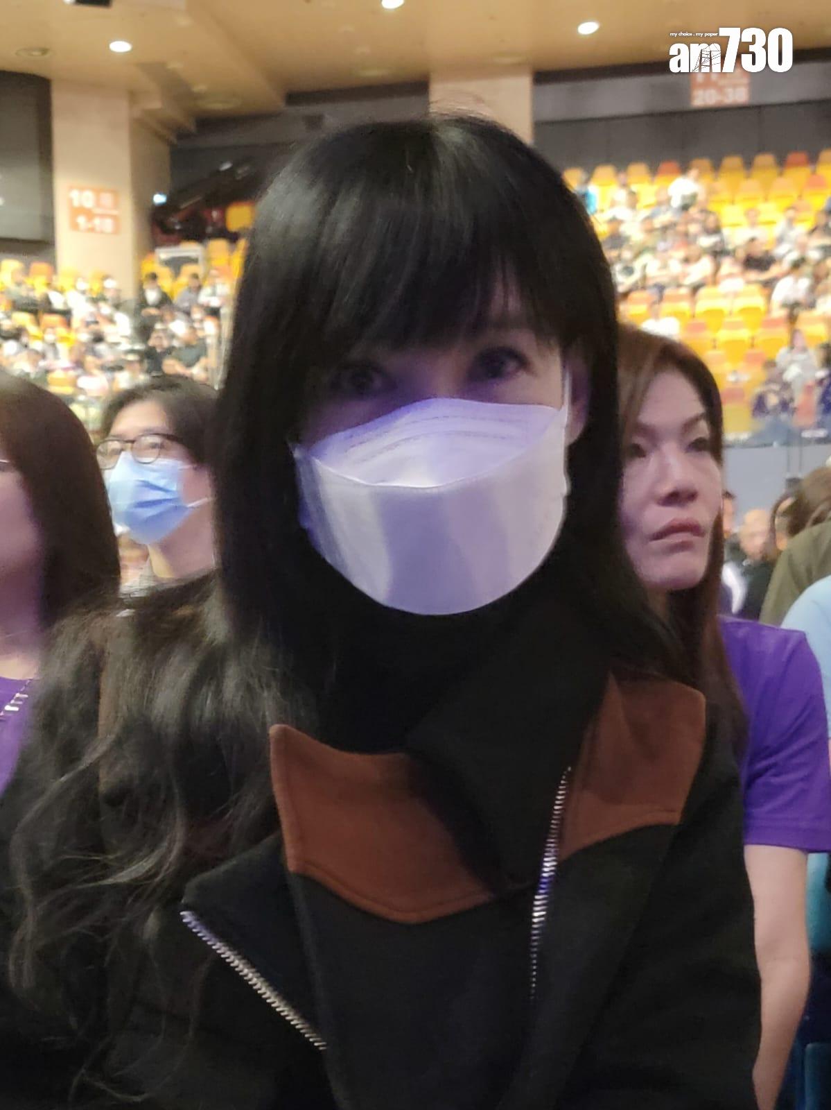 周慧敏戴口罩低調睇騷。 (娛樂組攝)