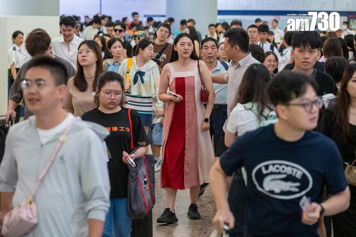 十一黃金周首日,西九龍高鐵站有大批內地旅客抵港。(陳奕釗攝)