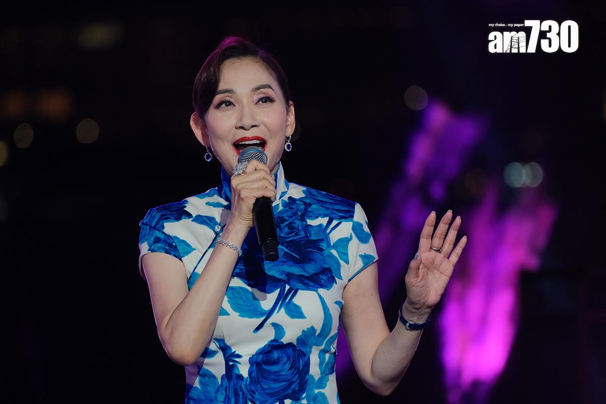 「新生代千人合唱賀國慶」在國慶日前夕舉行,鄺美雲在活動上演唱《我們的家》。(中通社)
