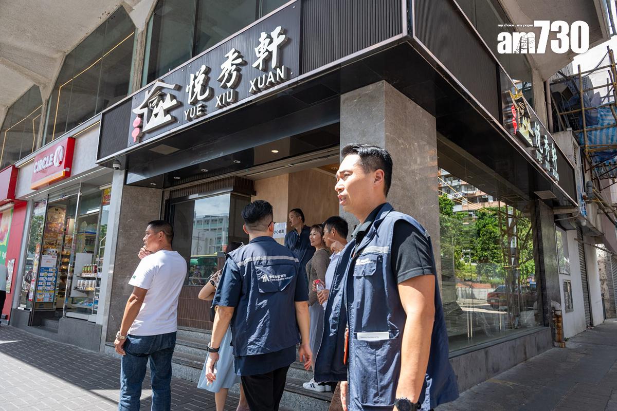 旅遊業監管局派員到新蒲崗提供團餐的食肆一帶視察。(陳奕釗攝)