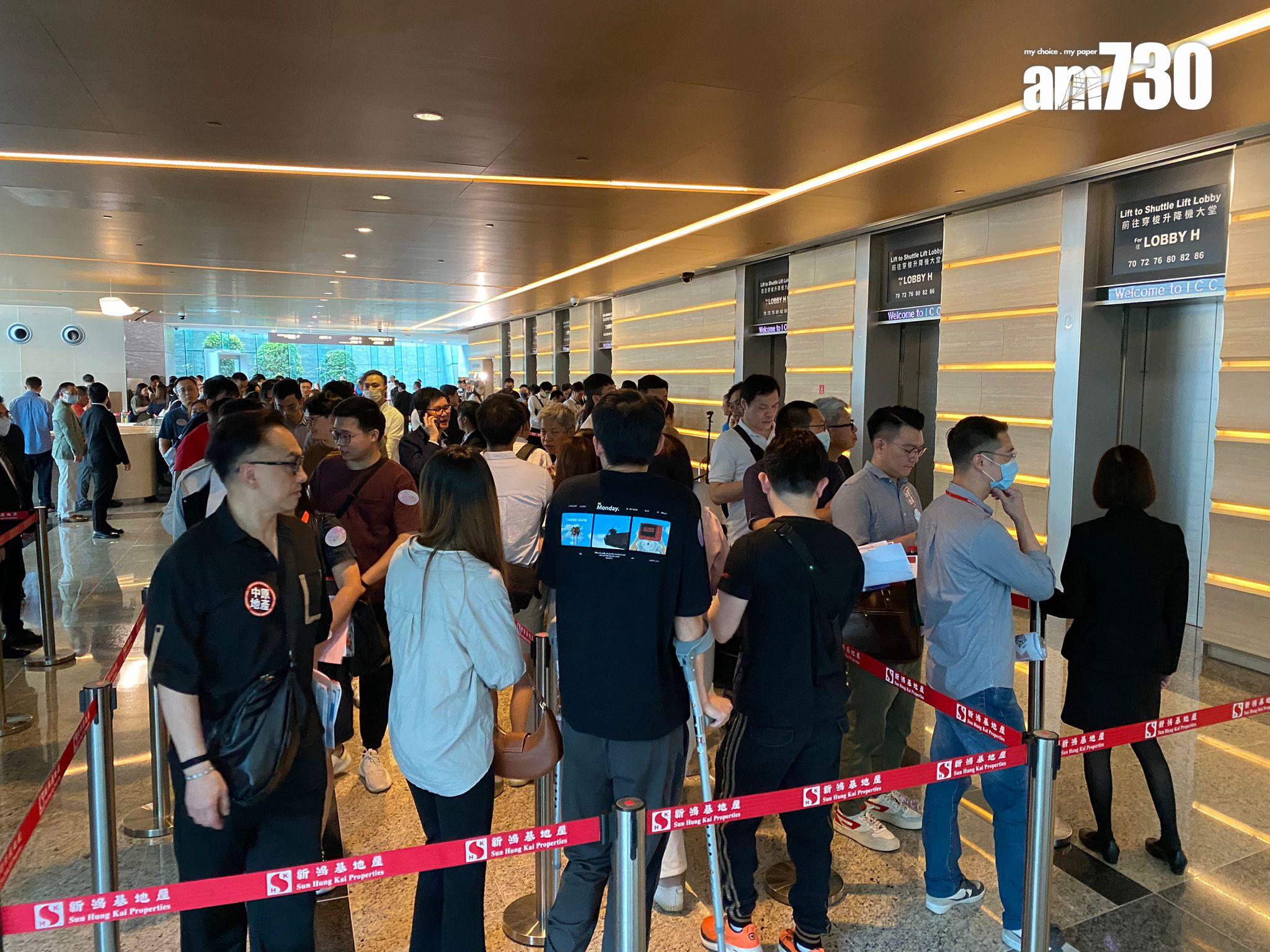 天璽.天開賣|在九龍站ICC內的售樓處外場面非常墟冚,大打蛇餅,輪候人龍更一度延伸至地下停車場位置