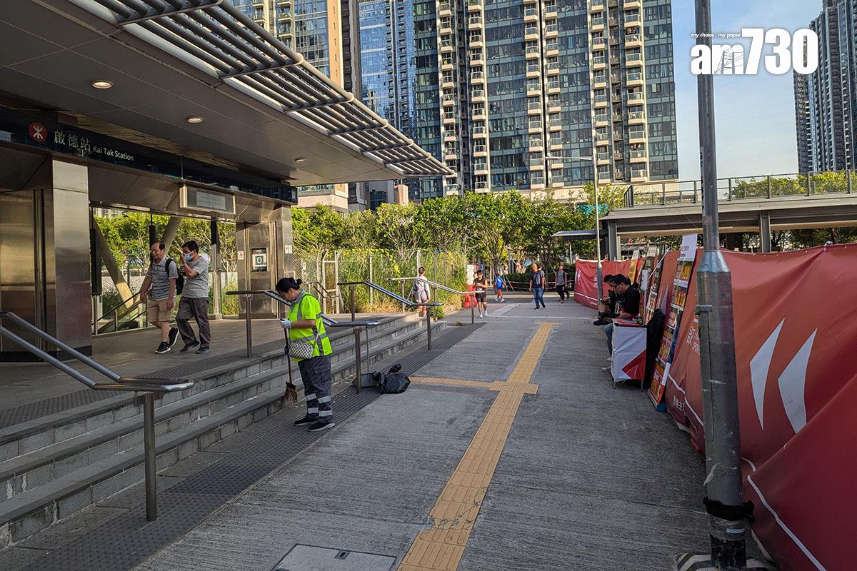 步出港鐵啟德站D出口,同樣有搶眼的紅色橫額指路。(羅庸軒攝)