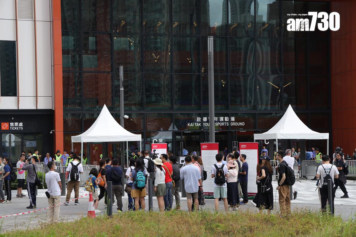 進入啟德體育園青年運動場的觀眾,進場前需要接受安檢。(吳康琦攝)