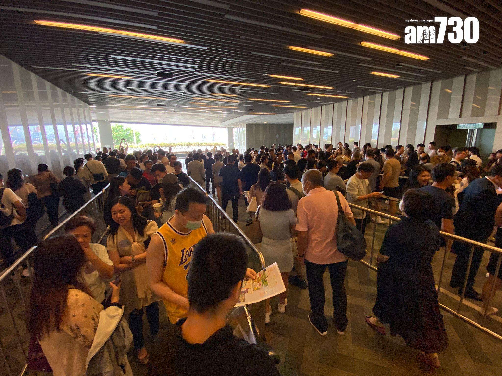 天璽.天開賣|在九龍站ICC內的售樓處外場面非常墟冚,大打蛇餅,輪候人龍更一度延伸至地下停車場位置