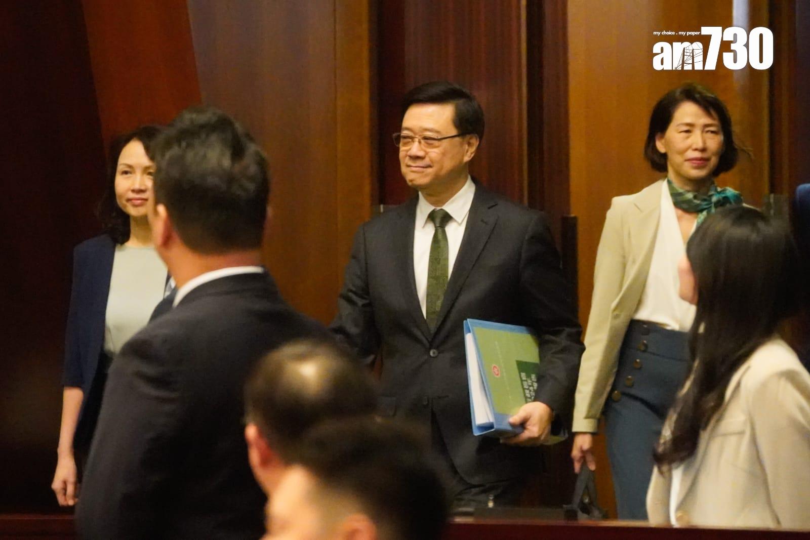 特首李家超今日公布的《施政報告》沿用綠色。(吳康琦攝)