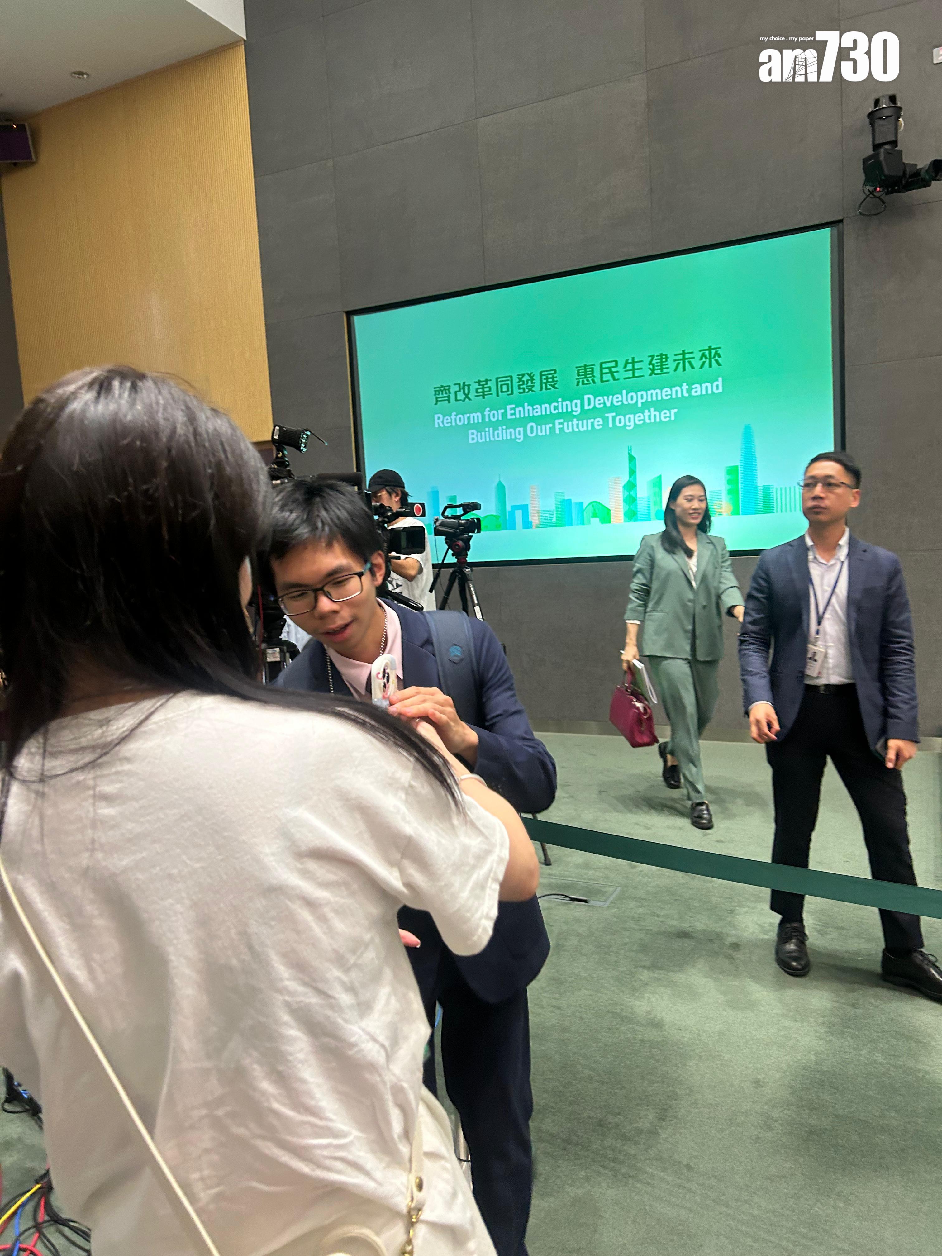 施政報告2024|鐵路迷「羅同學」化身記者 現身政總採訪李家超記者會|Ray Online