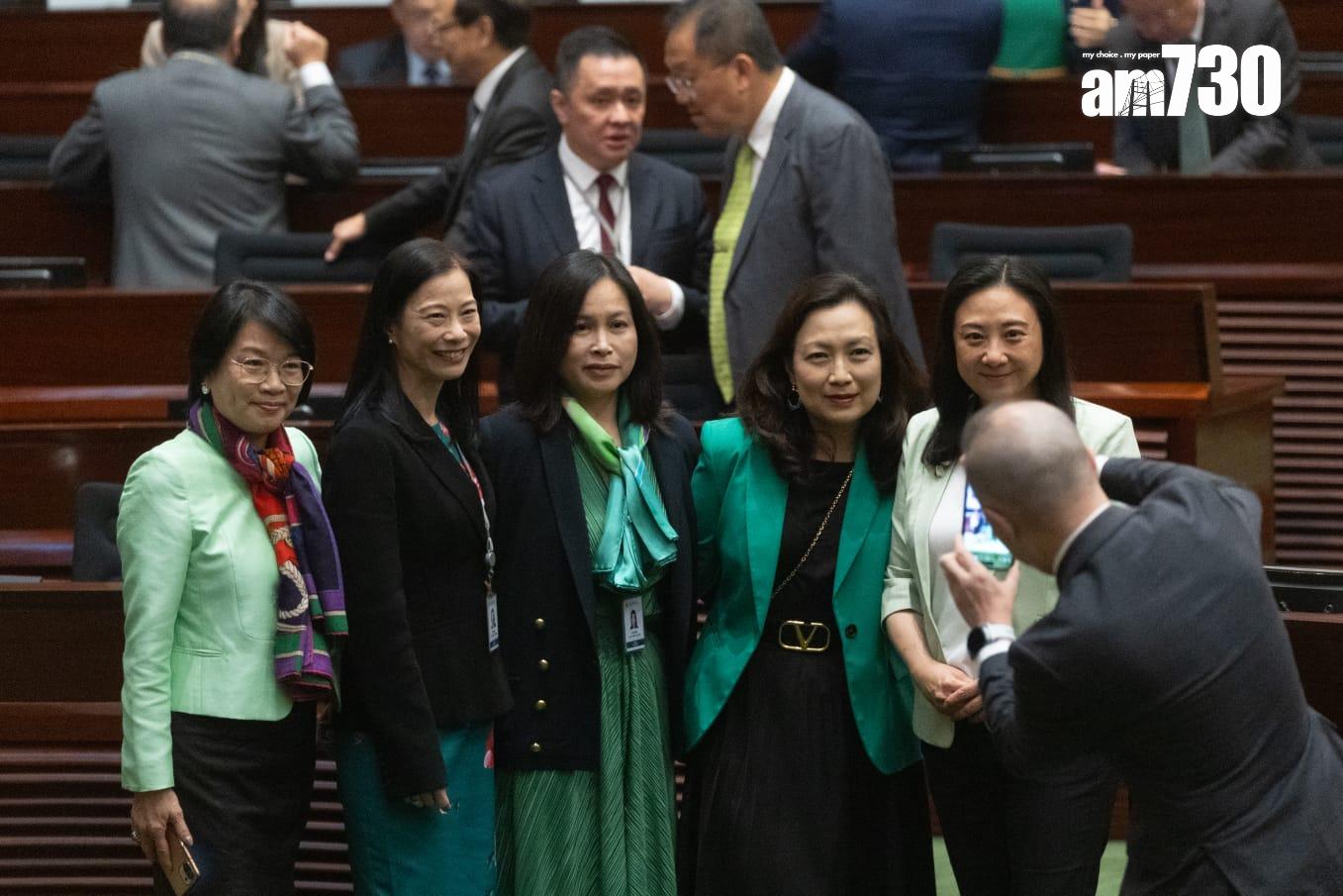 特首李家超提早預告今日公布的《施政報告》沿用綠色,多位官員和代立法會議員嚮應,今日穿上綠色衣飾以示支持。(吳康琦攝)