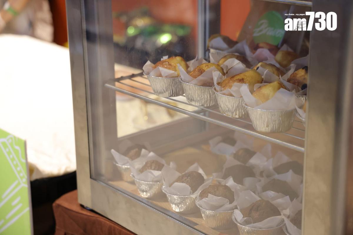 青年運動場今日有出售蛋糕。(吳康琦攝)