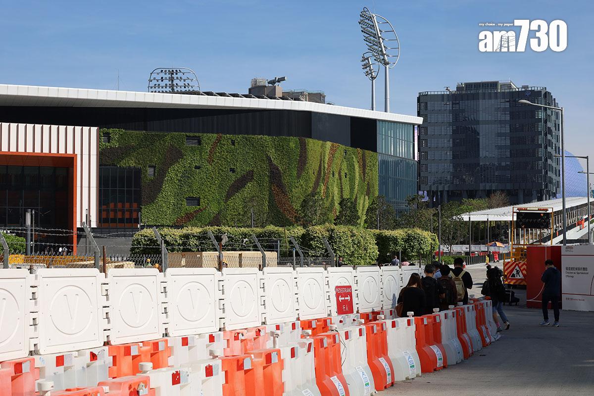 往來宋皇臺站D出口的通道仍有工程正在進行。(鍾式明攝)