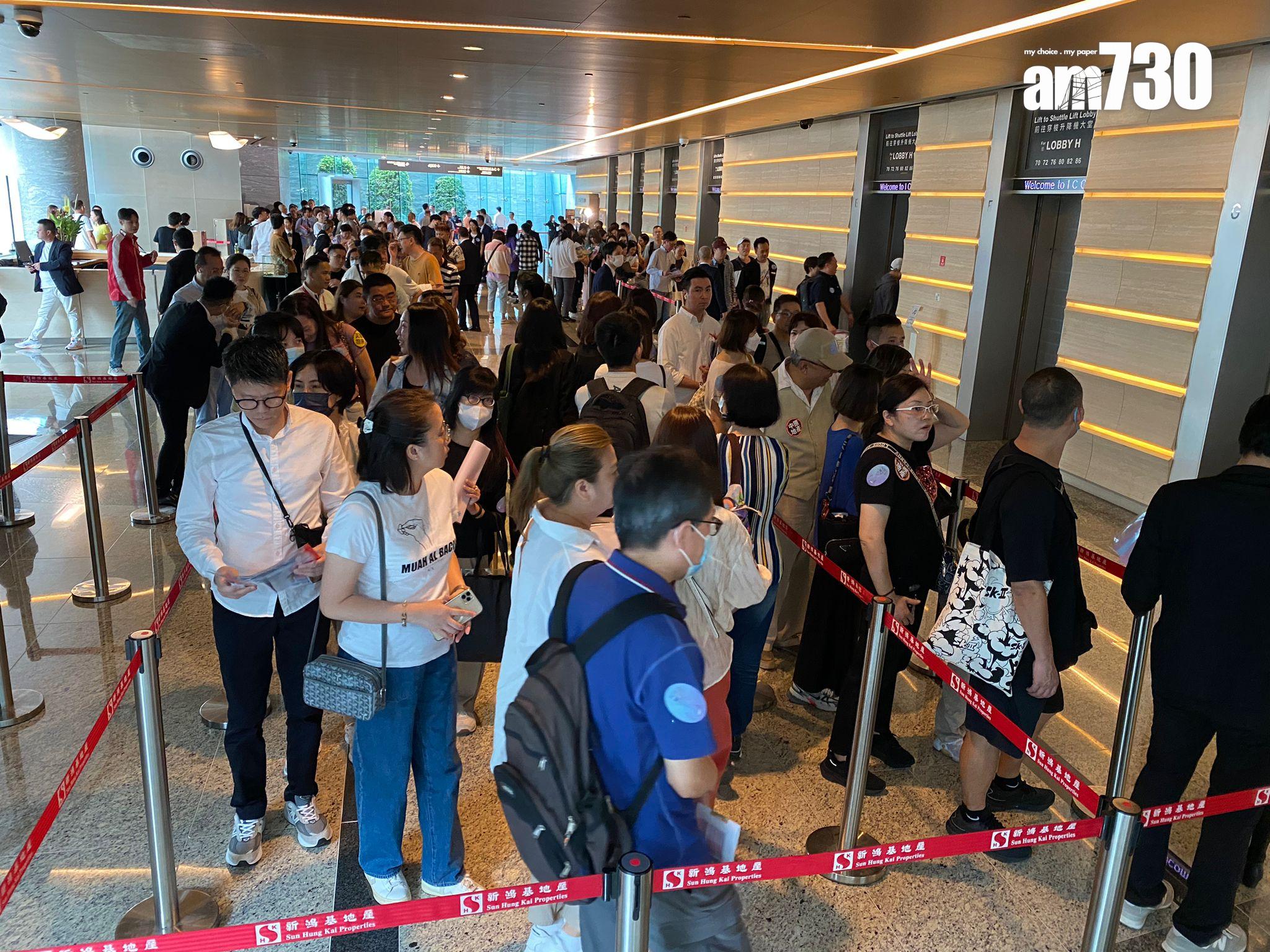 天璽.天開賣|在九龍站ICC內的售樓處外場面非常墟冚,大打蛇餅,輪候人龍更一度延伸至地下停車場位置