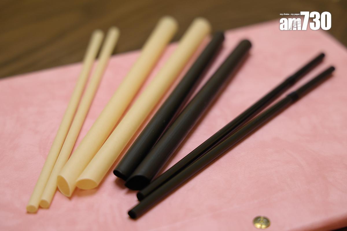 取代膠飲管(右)的蔗渣飲管成本比紙飲管高。(吳康琦攝)