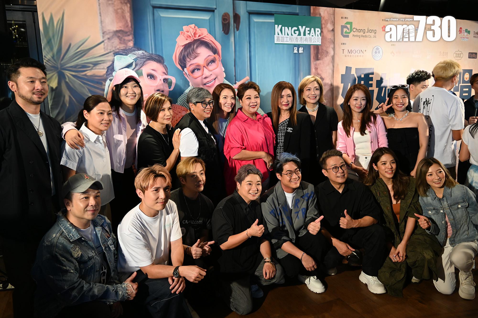 驟眼望上去以為無綫台慶,龍婷站在樂易玲身旁,看來「Hello Kiss」事件不影響她的地位。