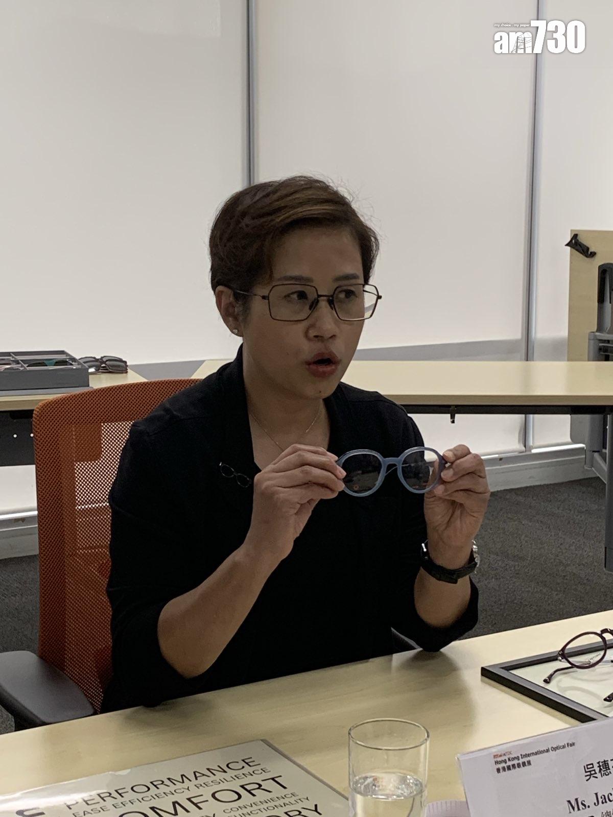 吳穗芬指手上的Reform 記憶眼鏡可屈曲摺叠,涉及97項專利(am730記者攝)