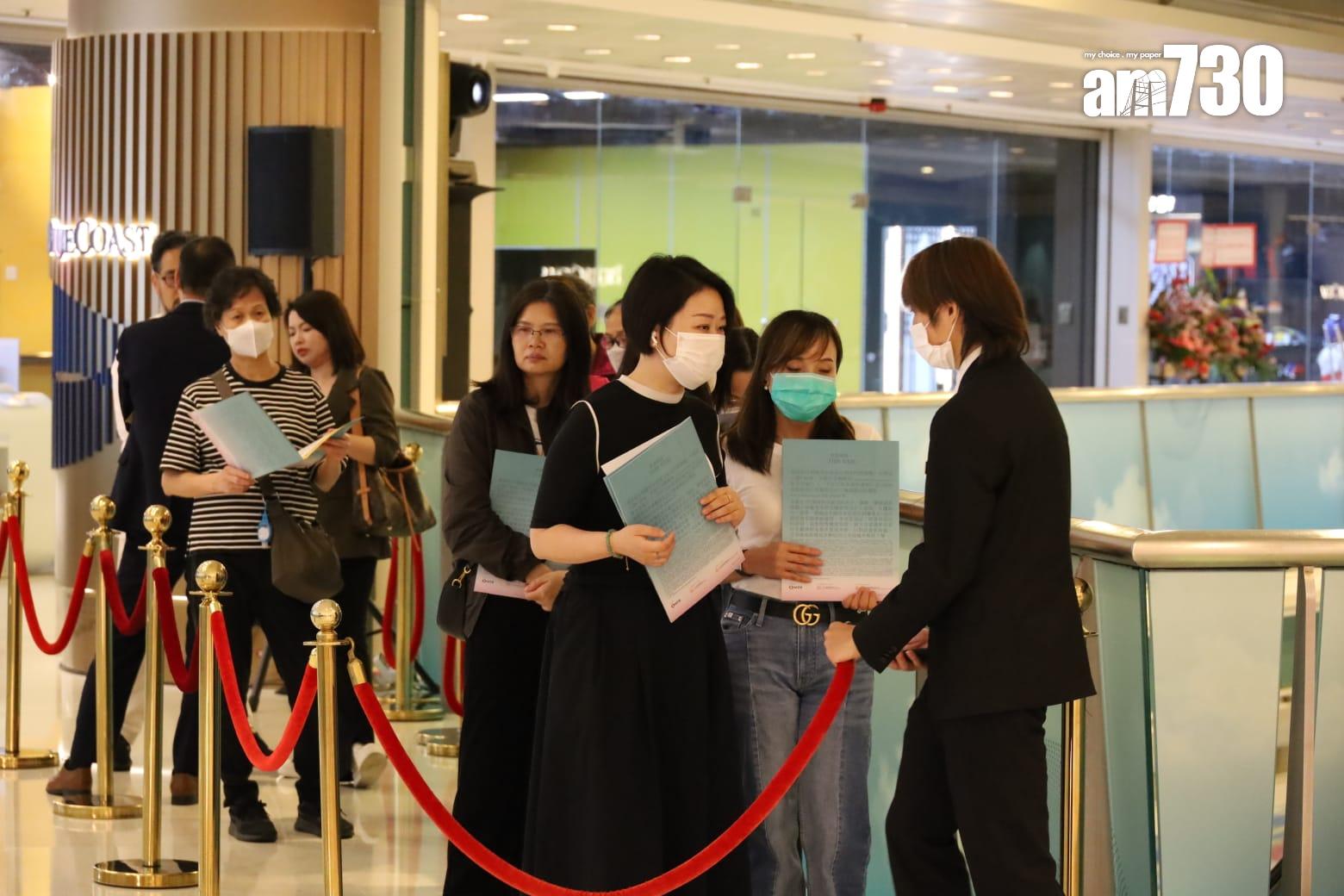 Blue Coast II設於紅磡置富都會9樓的示範單位及售樓處,持續有準買家前來參觀。(鍾式明攝)