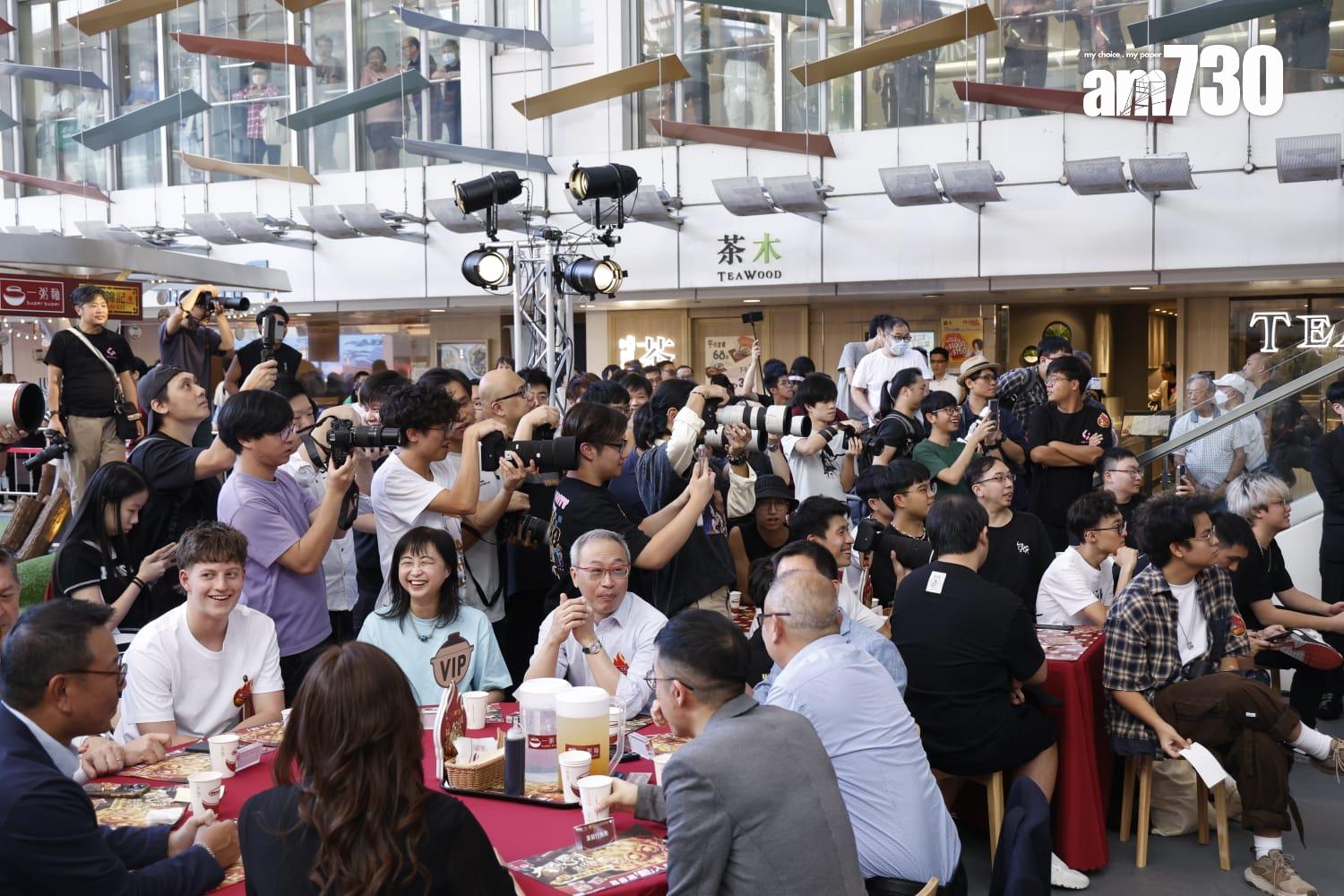 現場不少男粉絲圍影Lolly Talk。(攝:林俊源)