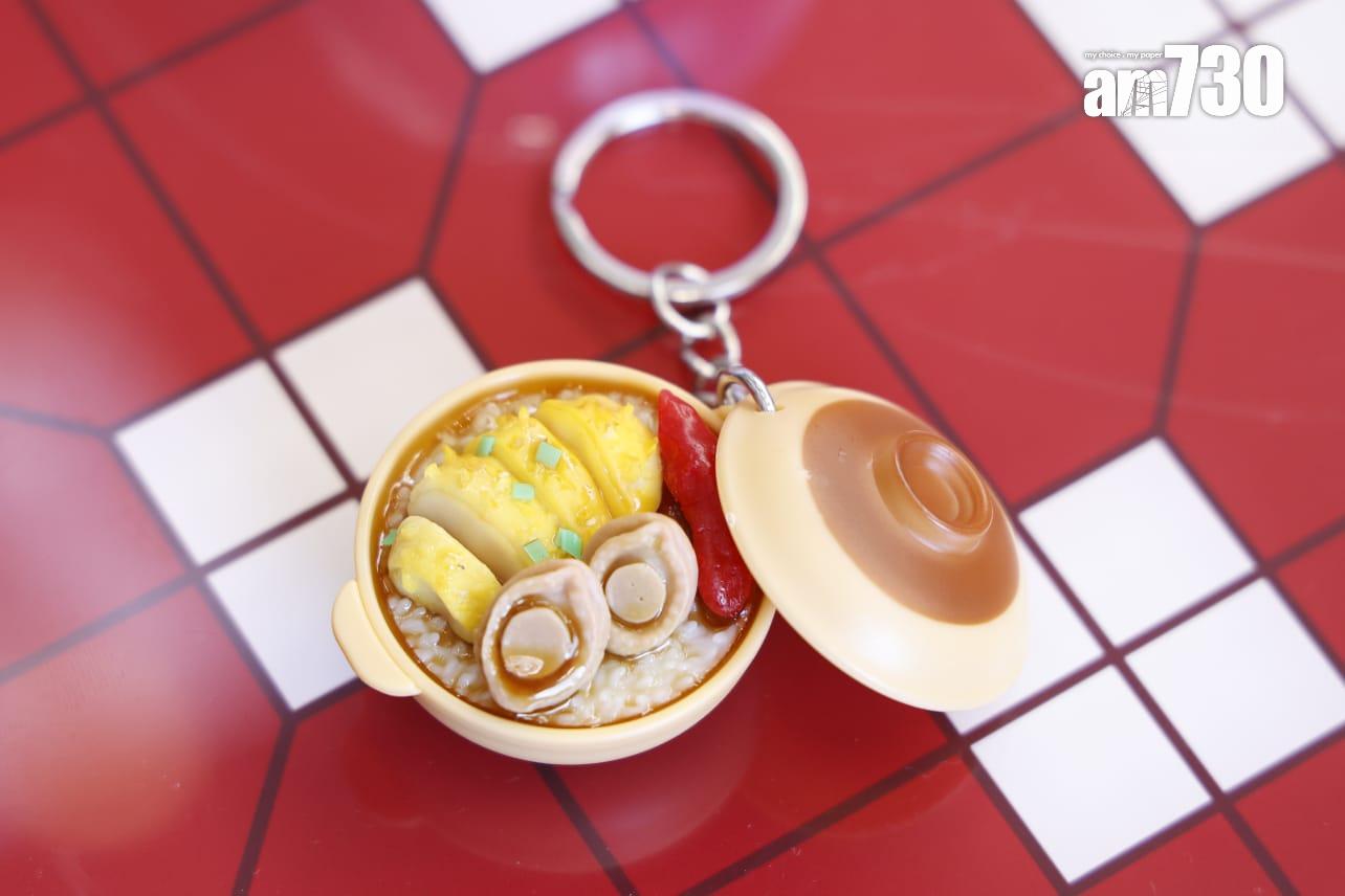 這款扭蛋迷你鮑魚臘腸滑雞煲仔飯玩具幾趣致。