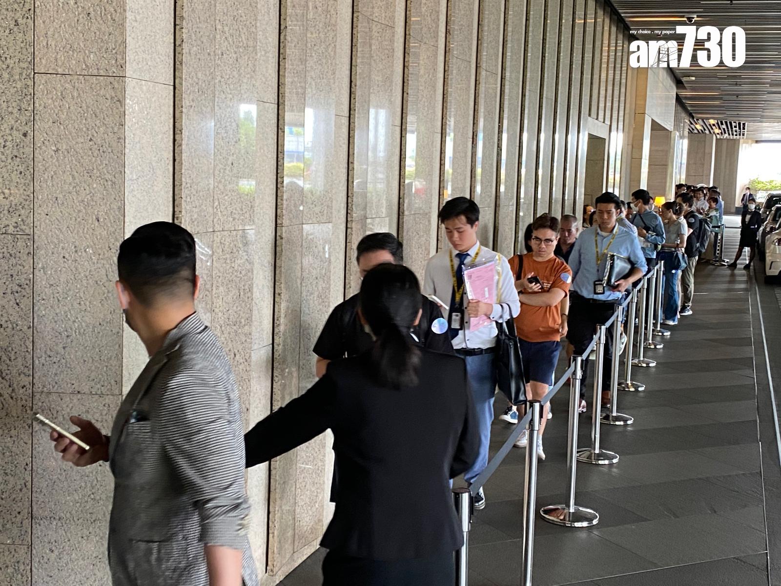 天璽.天於下午B組時段在九龍站ICC內的售樓處外大打蛇餅,輪候人龍更一度延伸至地下停車場位置。