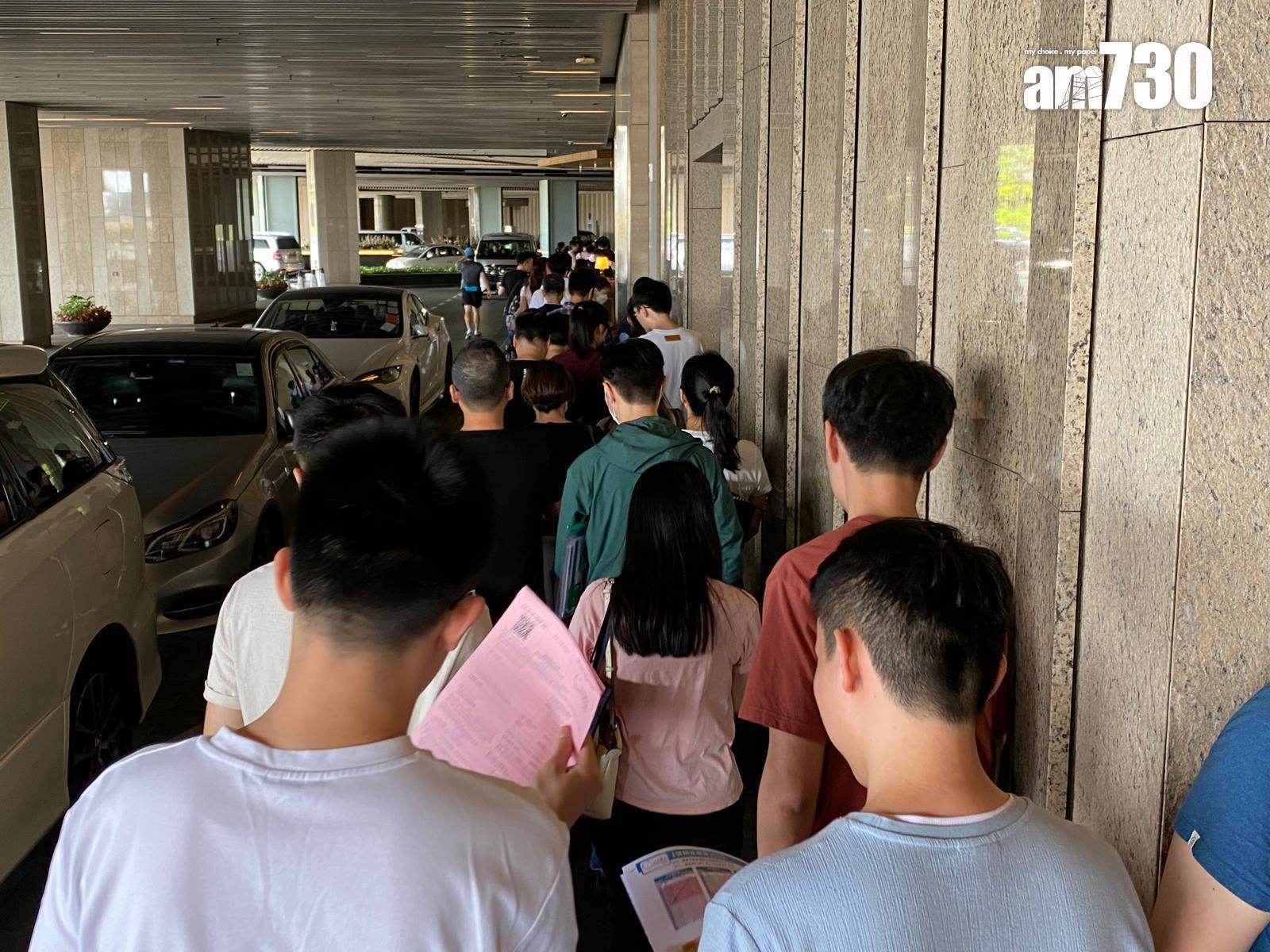 天璽.天於下午B組時段在九龍站ICC內的售樓處外大打蛇餅,輪候人龍更一度延伸至地下停車場位置。