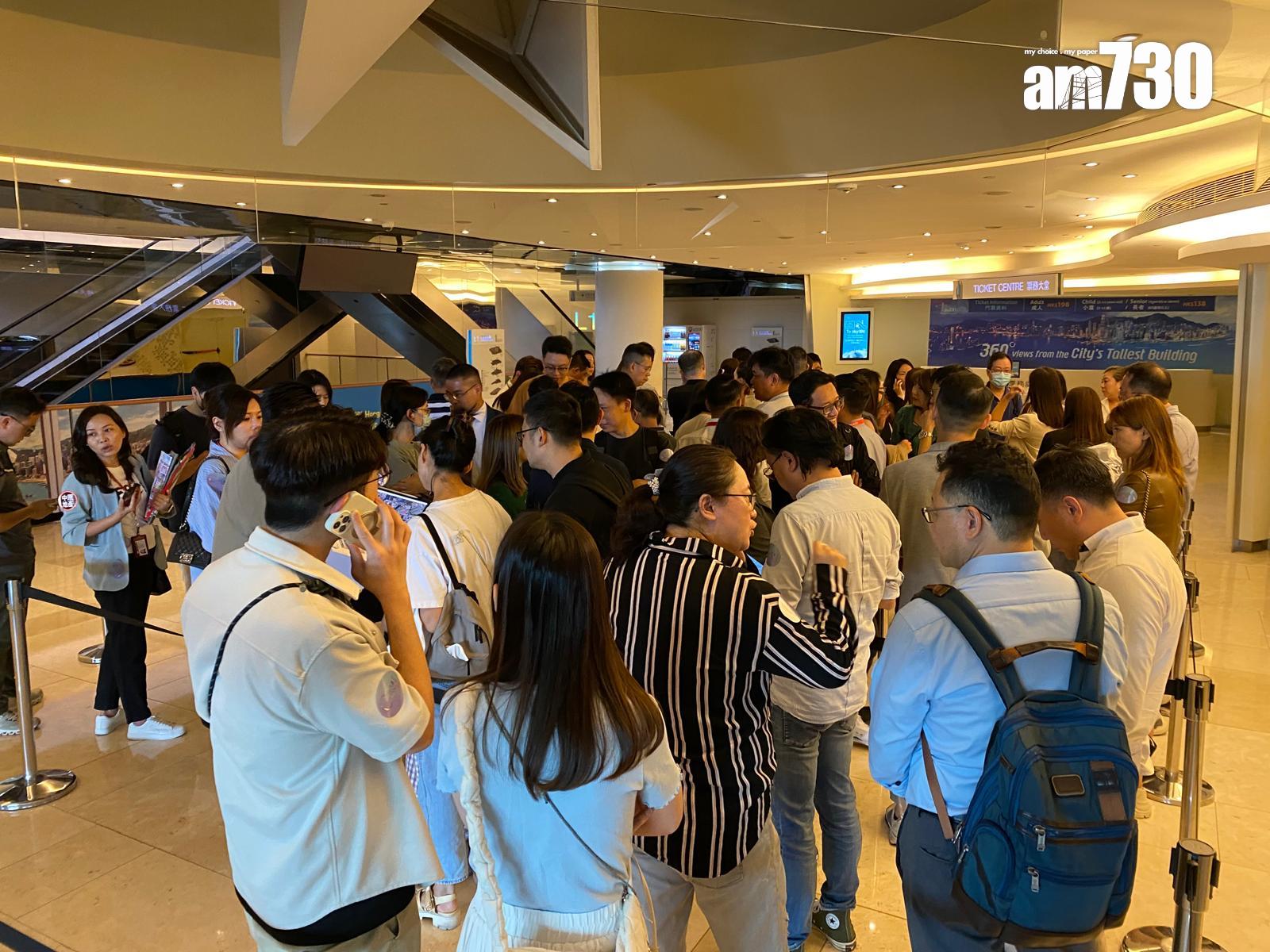 天璽.天於下午B組時段在九龍站ICC內的售樓處外大打蛇餅,輪候人龍更一度延伸至地下停車場位置。