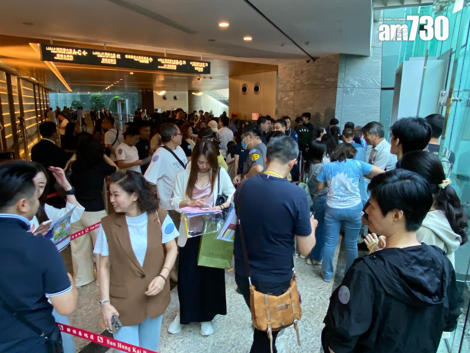 天璽.天於下午B組時段在九龍站ICC內的售樓處外大打蛇餅,輪候人龍更一度延伸至地下停車場位置。
