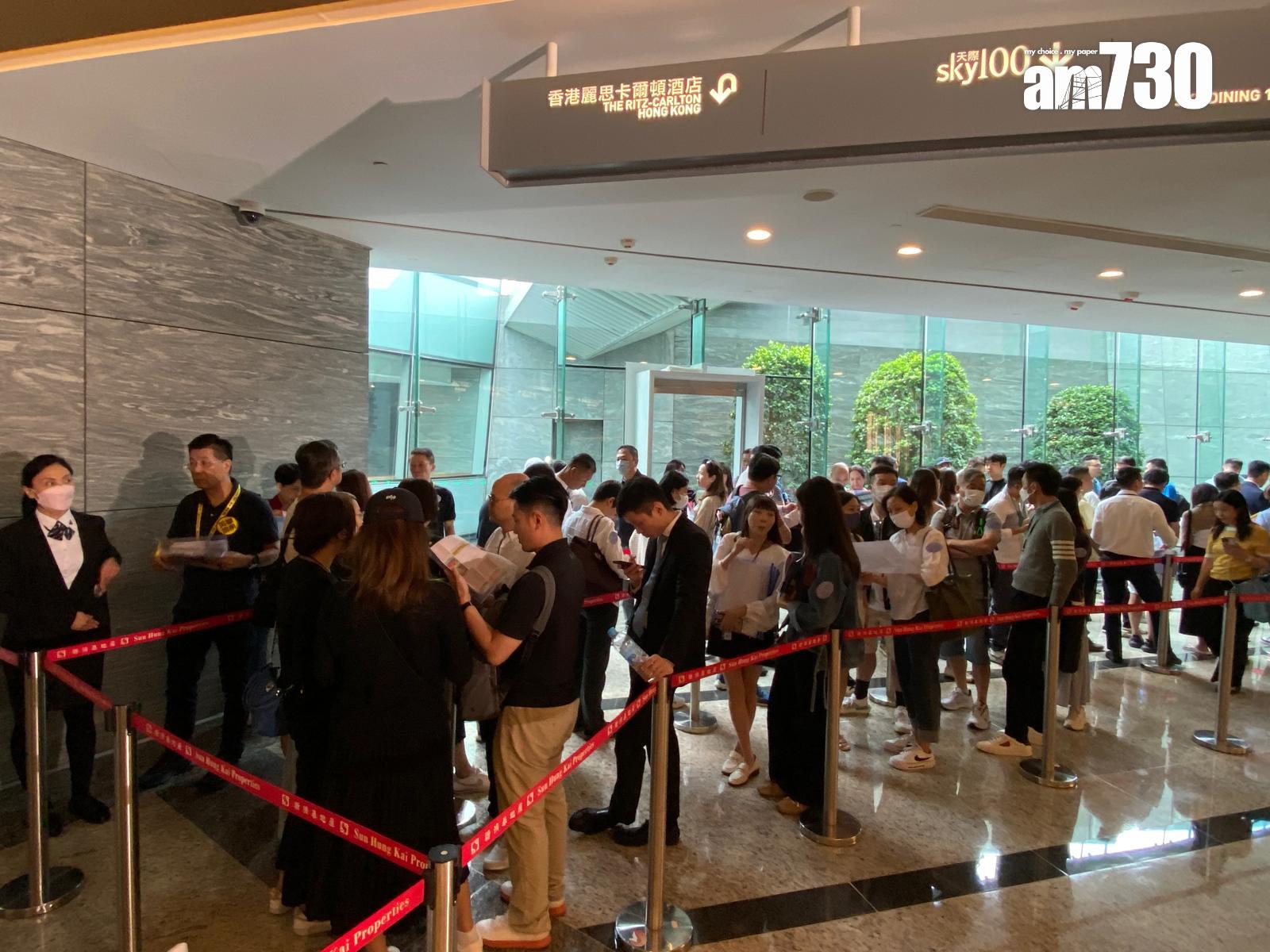 天璽.天於下午B組時段在九龍站ICC內的售樓處外大打蛇餅,輪候人龍更一度延伸至地下停車場位置。