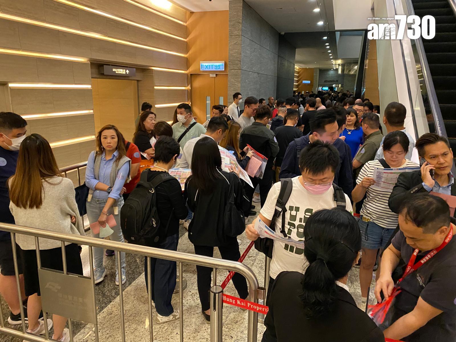 天璽.天於下午B組時段在九龍站ICC內的售樓處外大打蛇餅,輪候人龍更一度延伸至地下停車場位置。